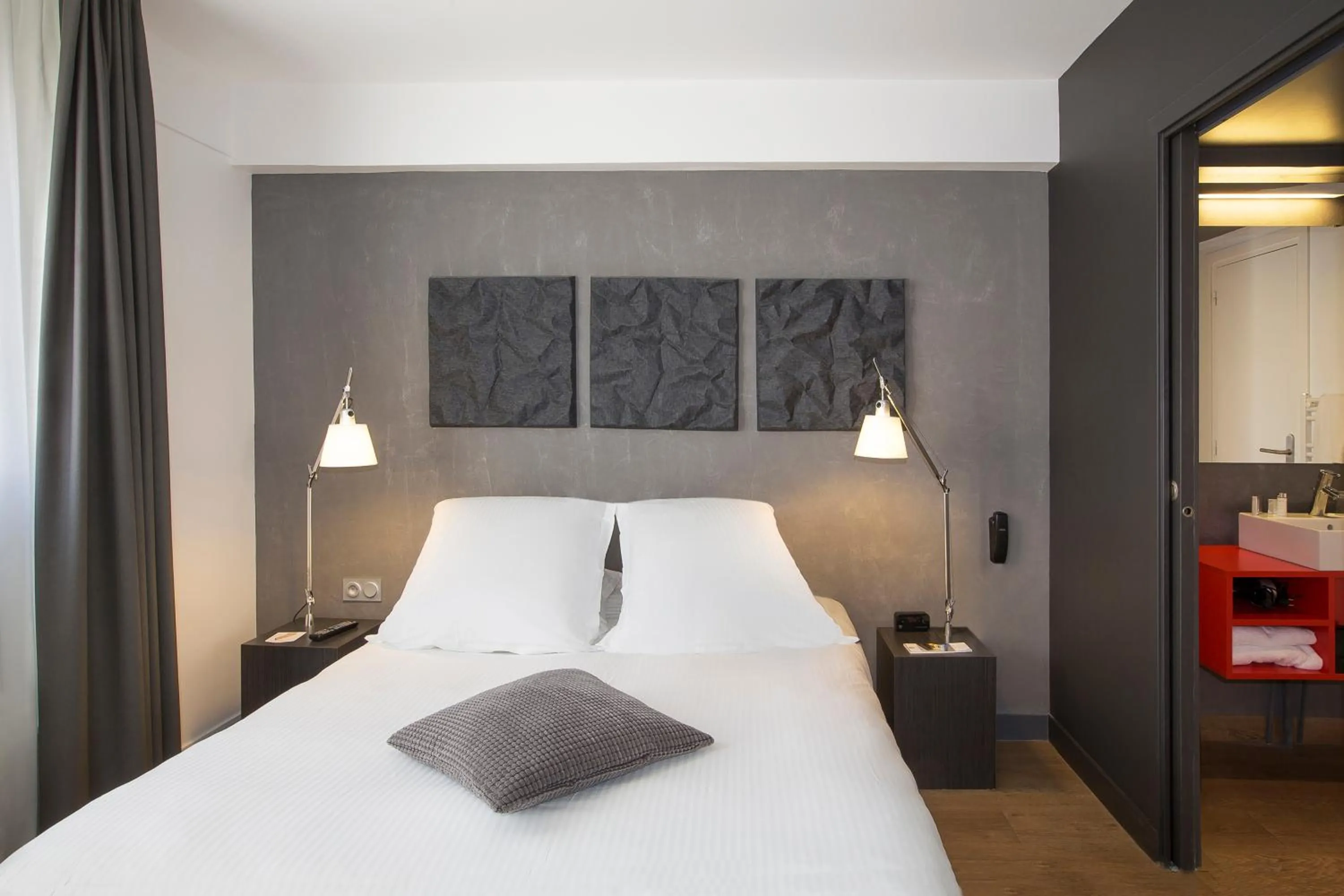 Photo of the whole room, Bed in Hotel Litteraire Alexandre Vialatte, BW Signature Collection