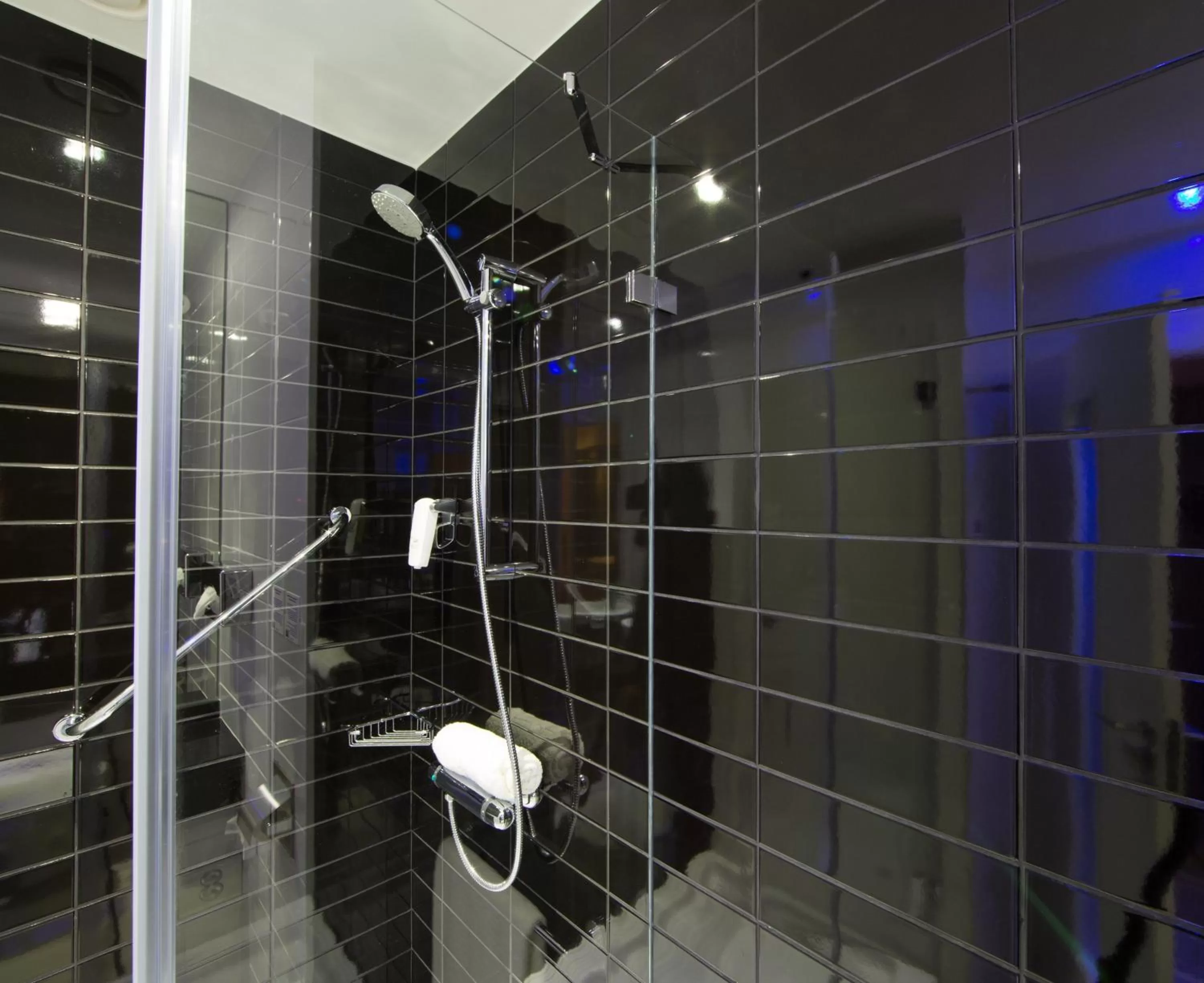 Bathroom in Holiday Inn Express Lisbon Alfragide by IHG