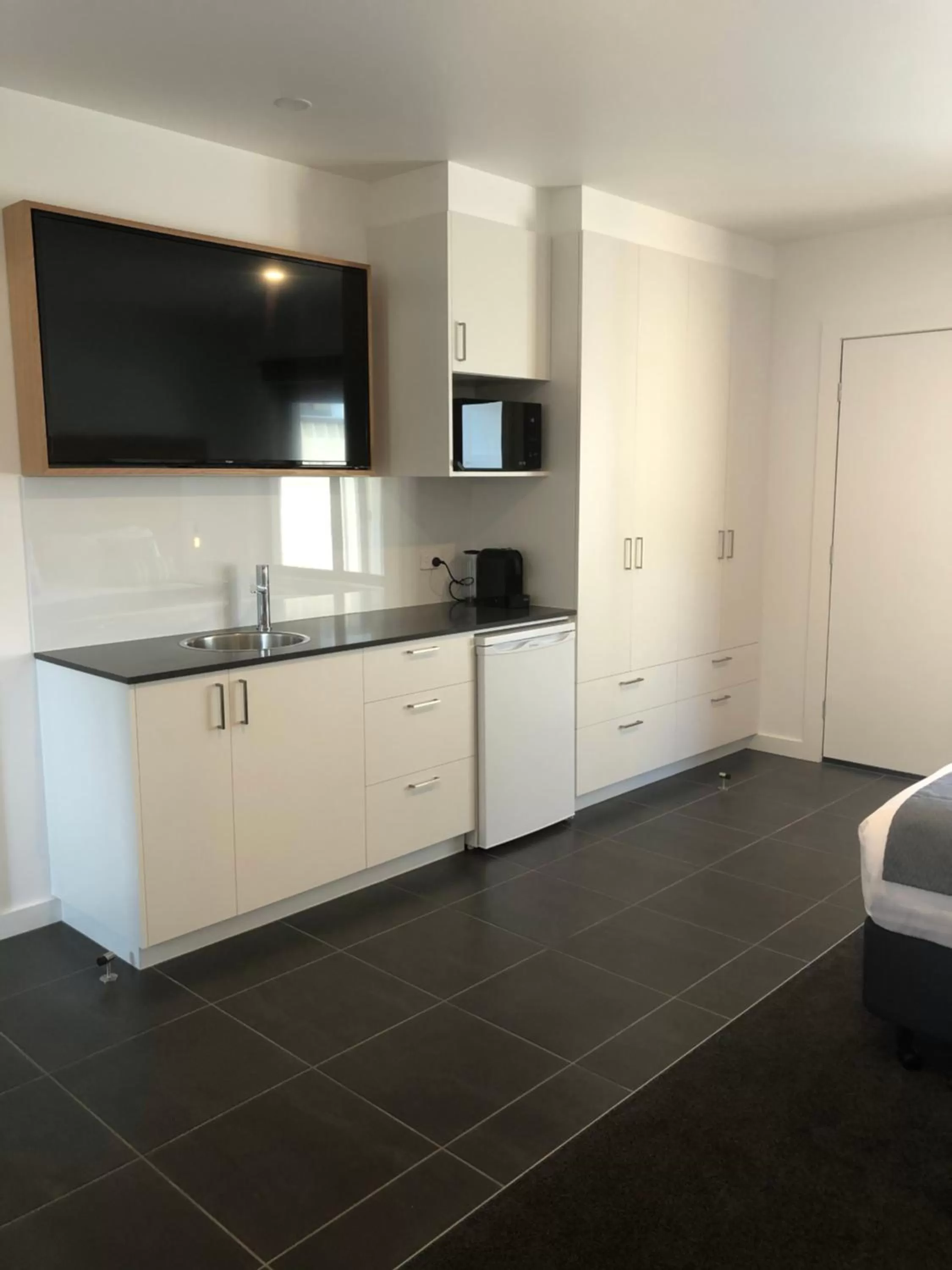 TV and multimedia in Bright Colonial Motel