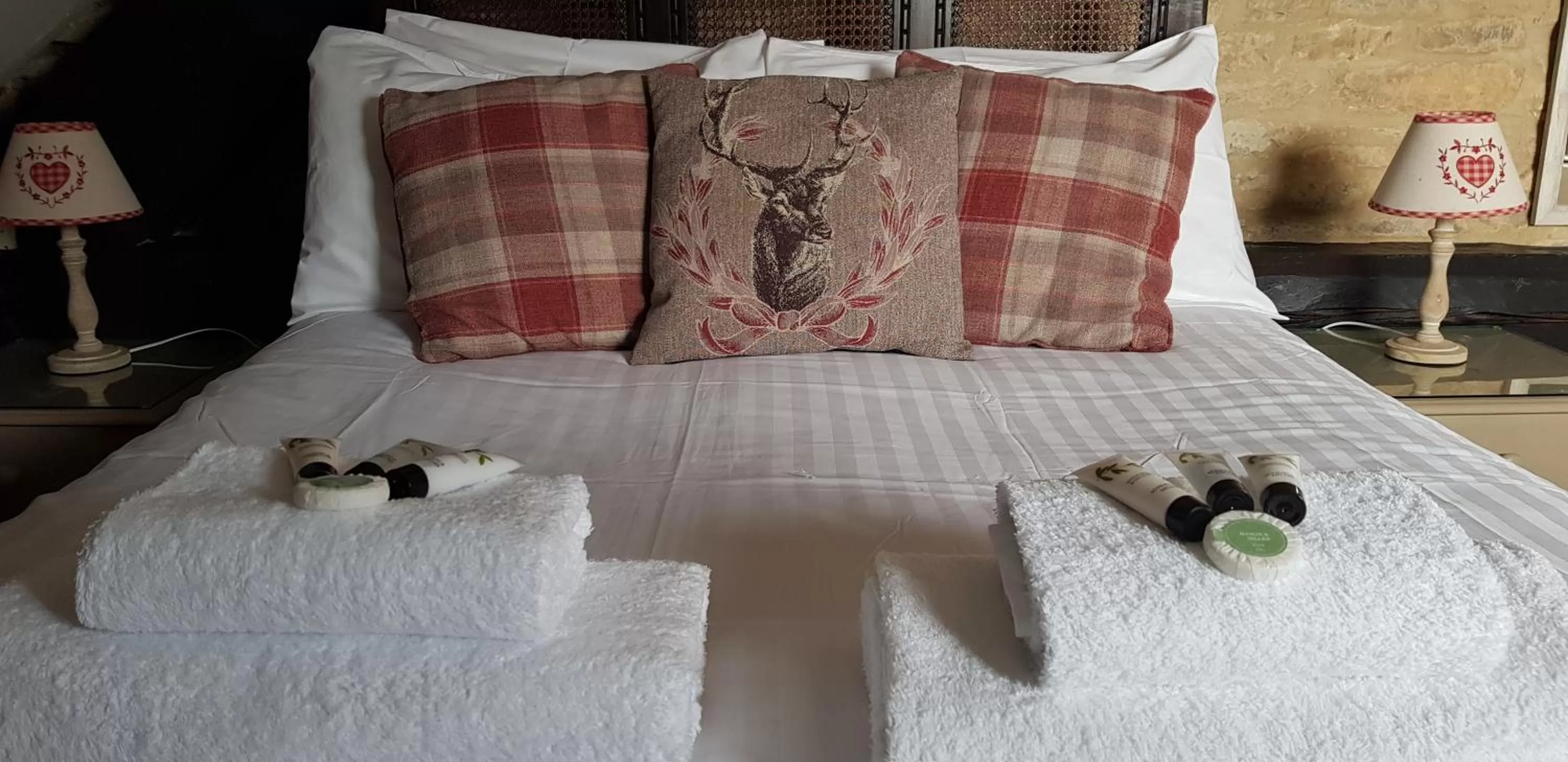 Bedroom, Bed in The Kings Arms Hotel