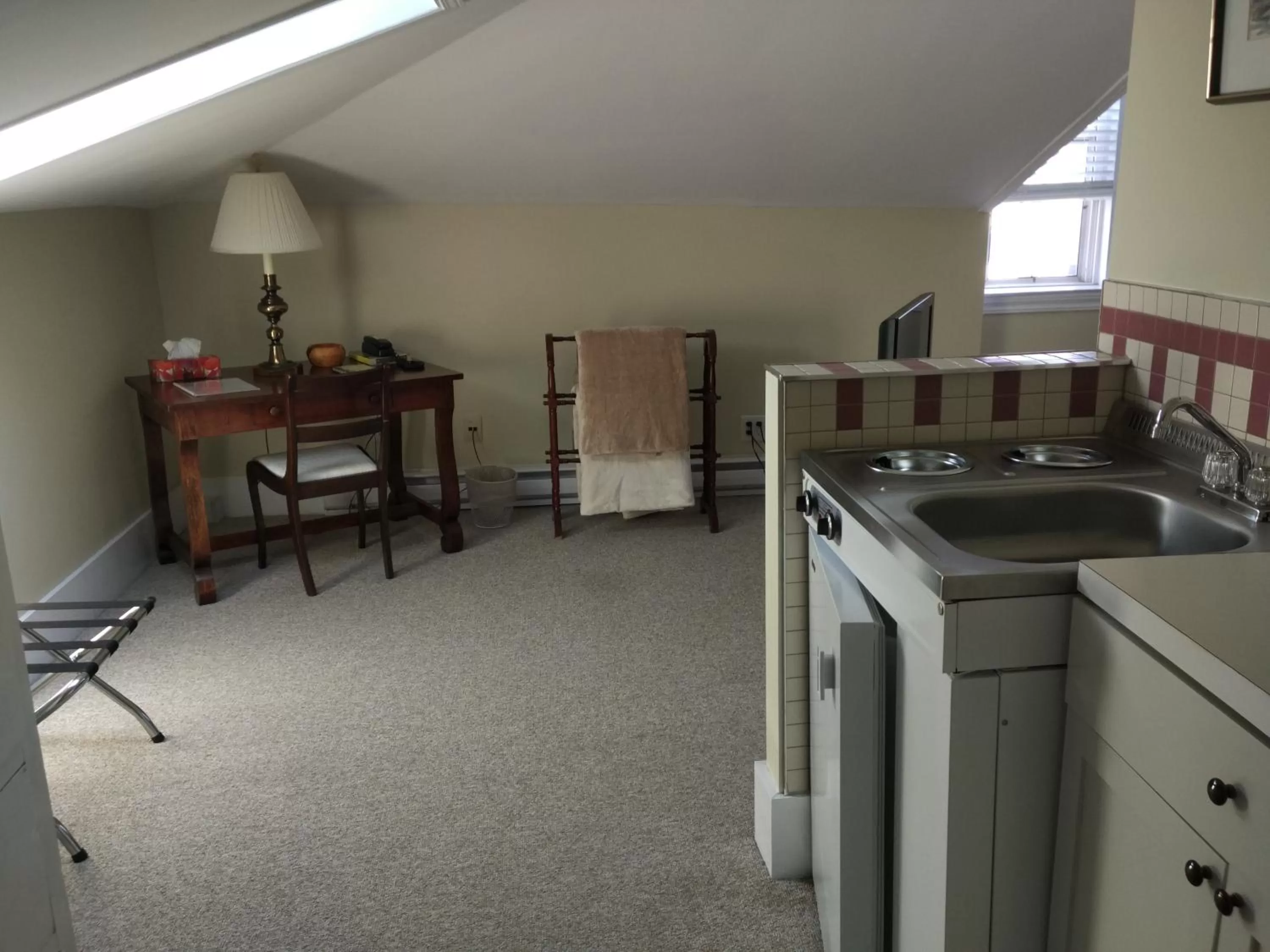 Seating area, Kitchen/Kitchenette in Homeport Historic B&B