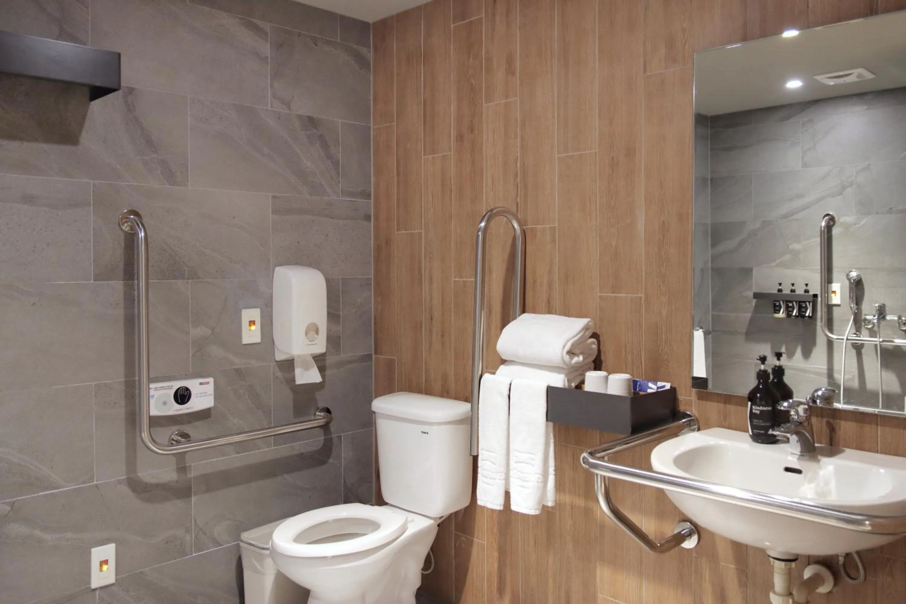 Toilet in Kindness Day Hotel