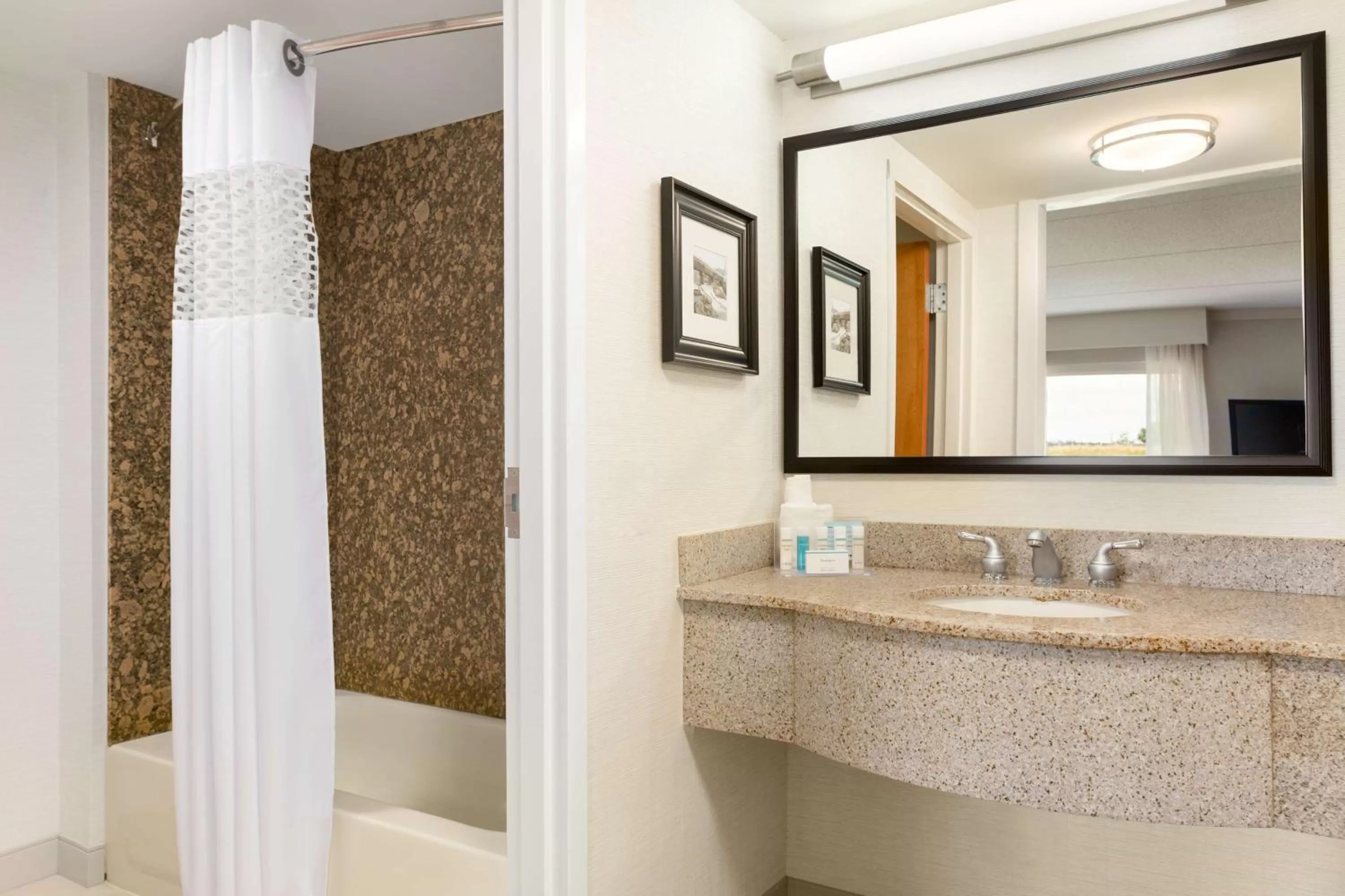 Bathroom in Hampton Inn & Suites by Hilton Manchester Bedford