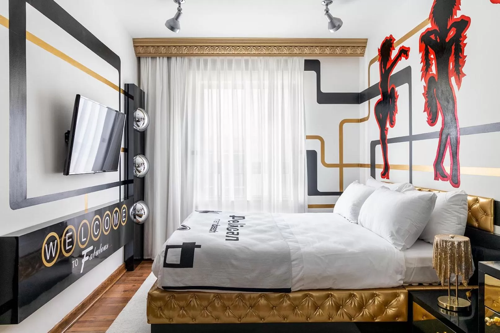 Photo of the whole room, Bed in Pelican Hotel