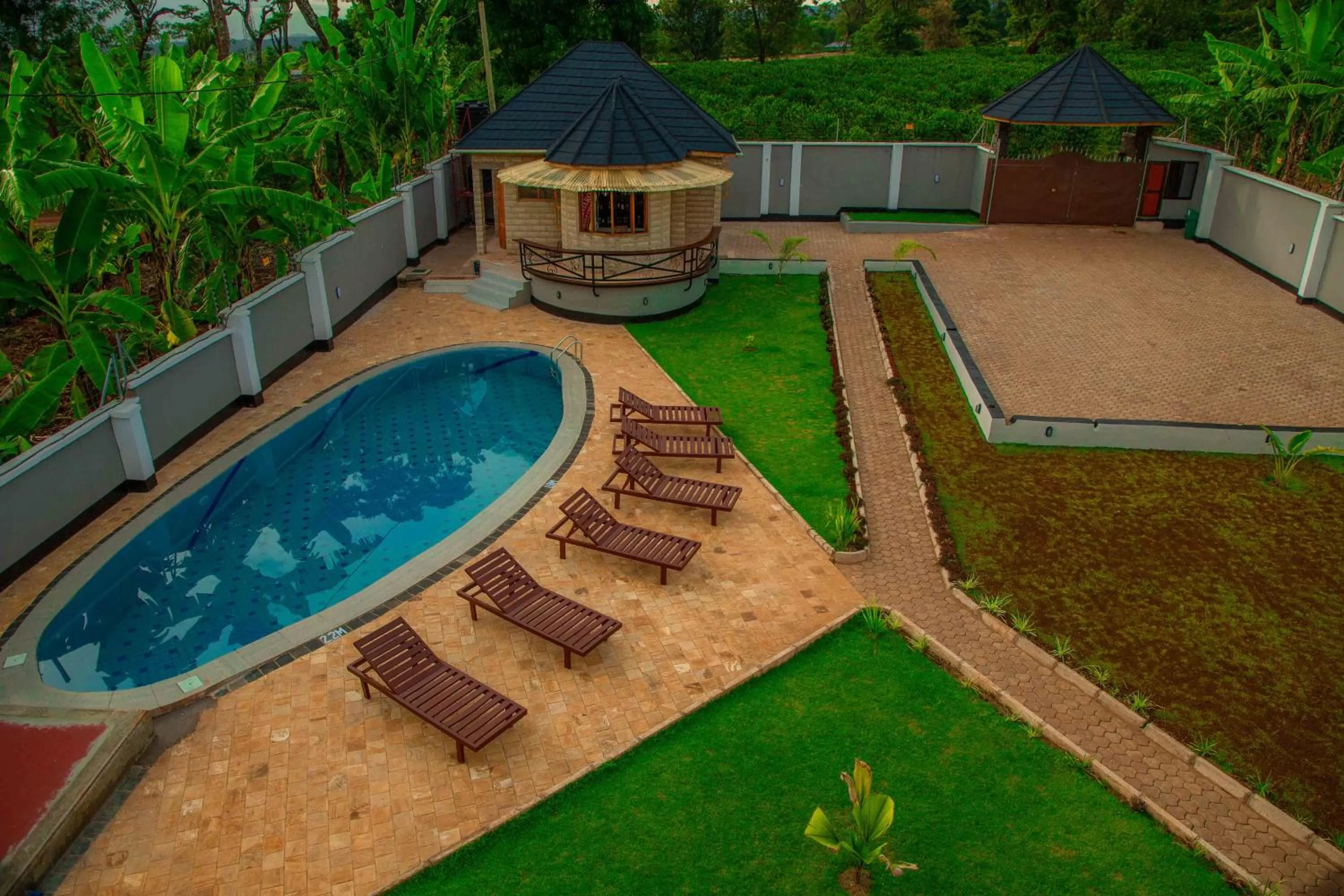 Garden in Dual Mountain View Lodge