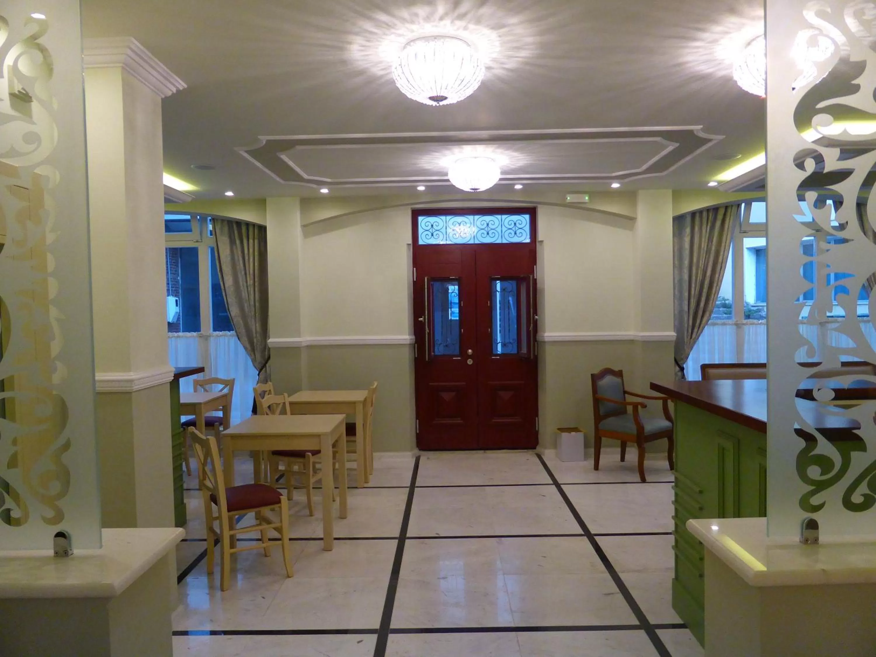 Restaurant/places to eat in HOTEL TSARSI