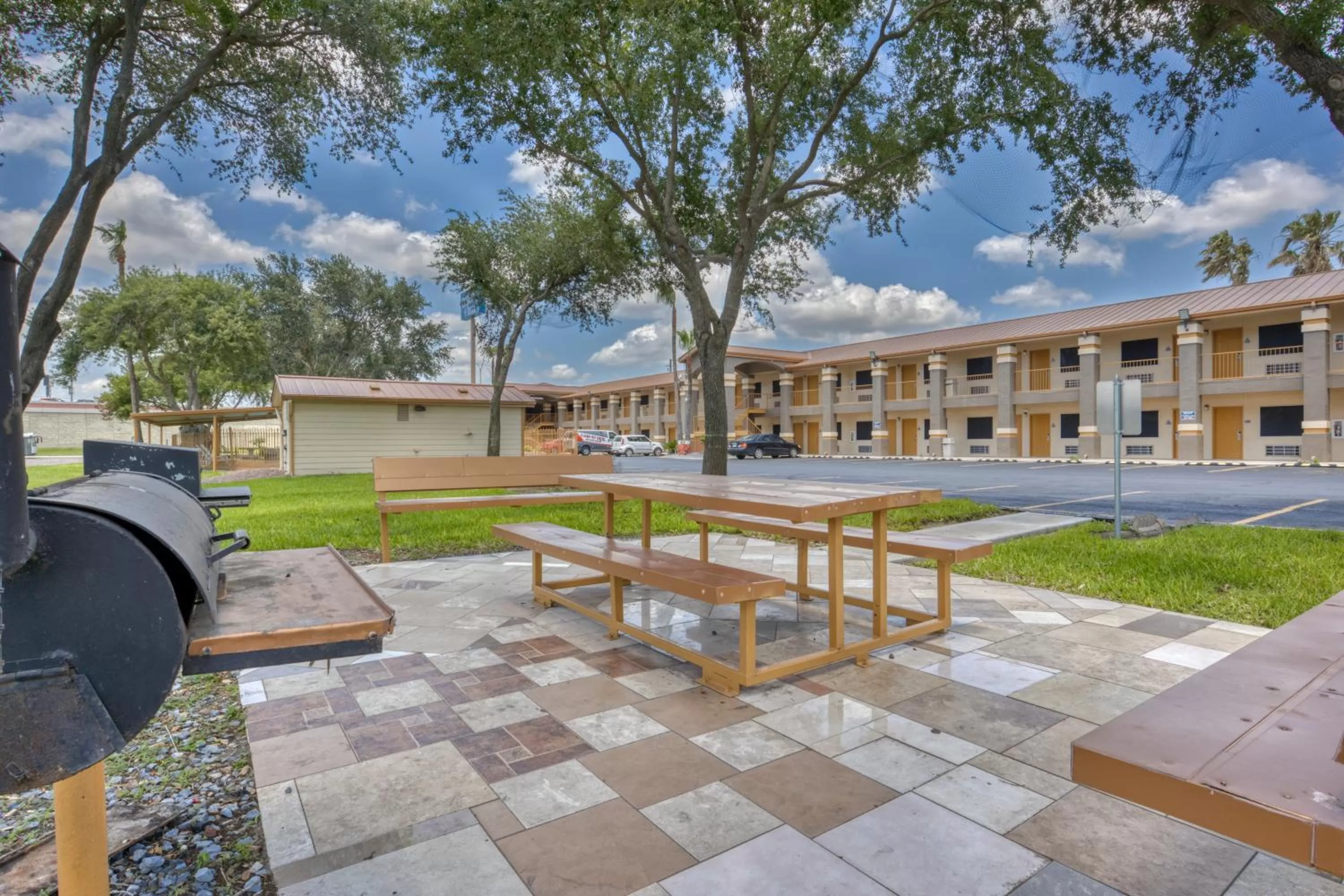 BBQ facilities in Texas Inn Donna