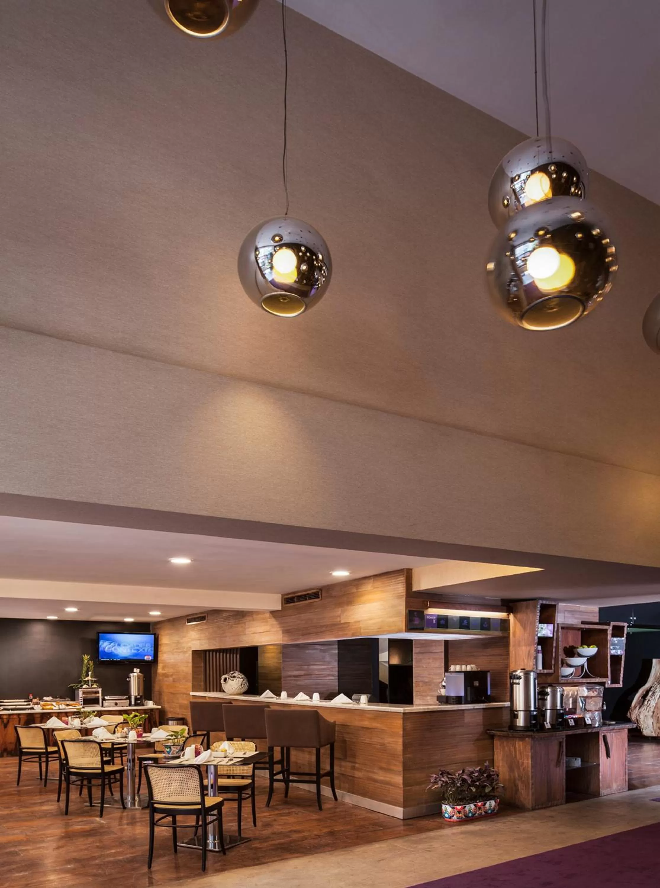 Restaurant/places to eat in Las Suites Campos Eliseos