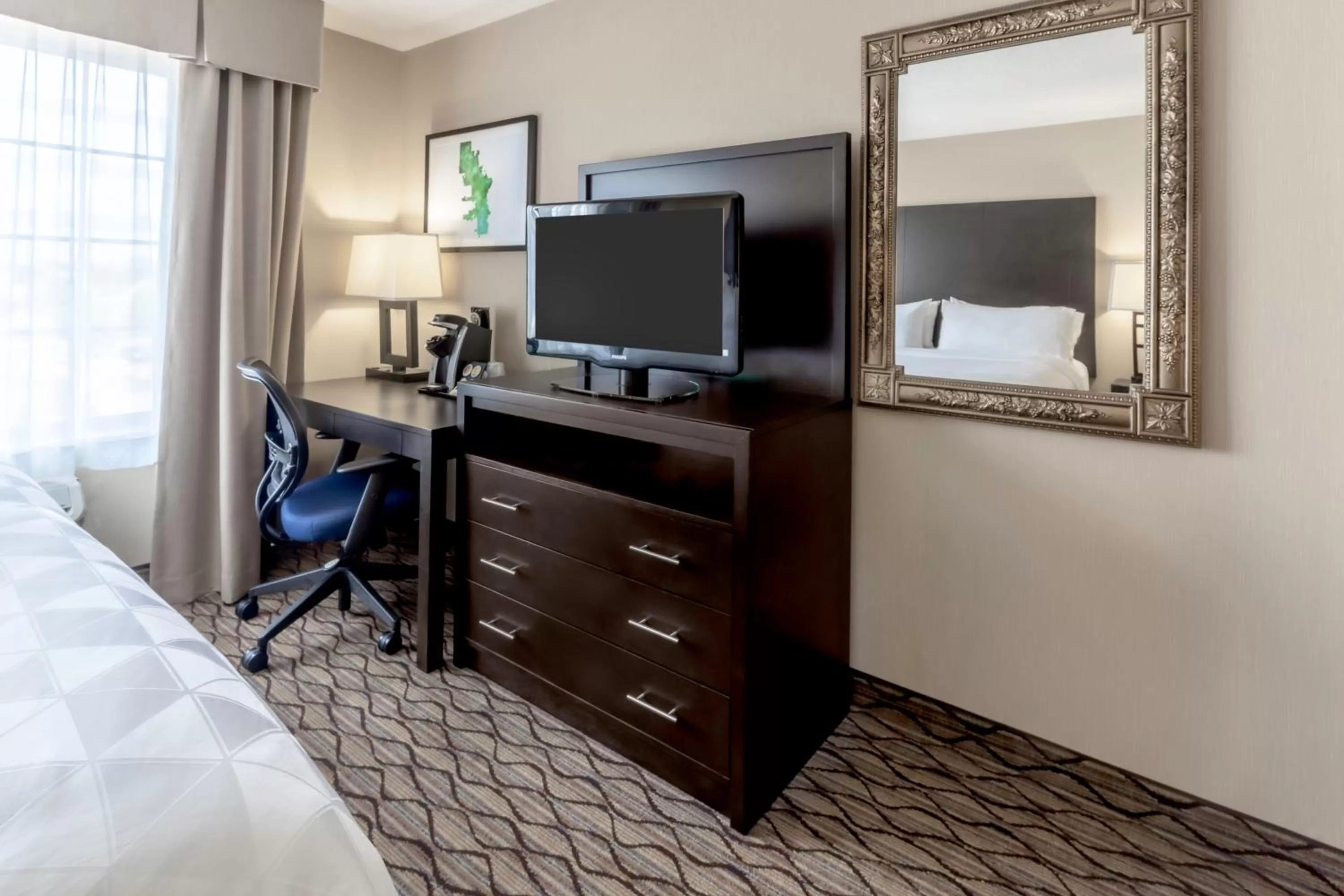Photo of the whole room, Bed in Holiday Inn Milwaukee Airport by IHG