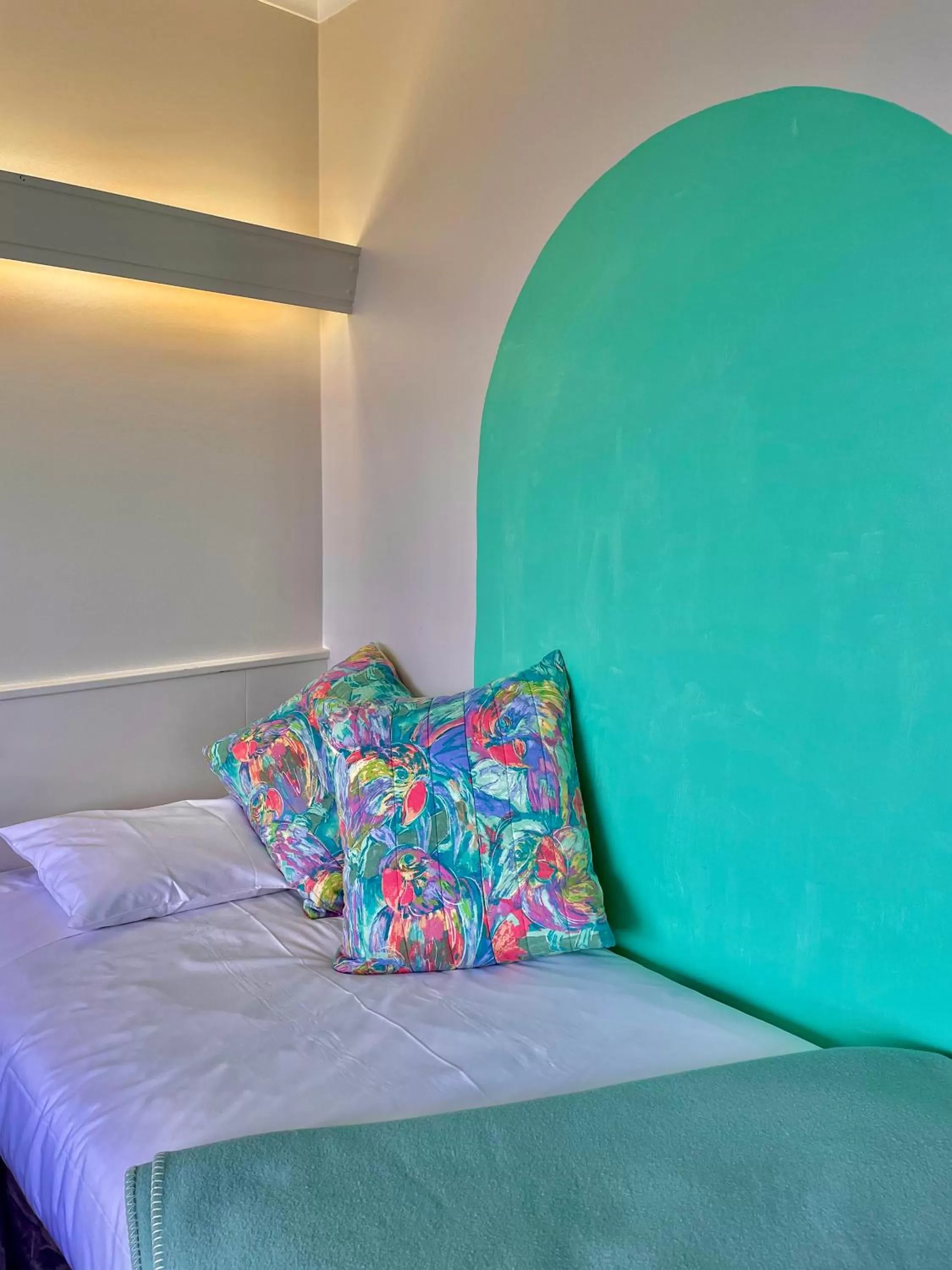 Bed in Parklane Motel