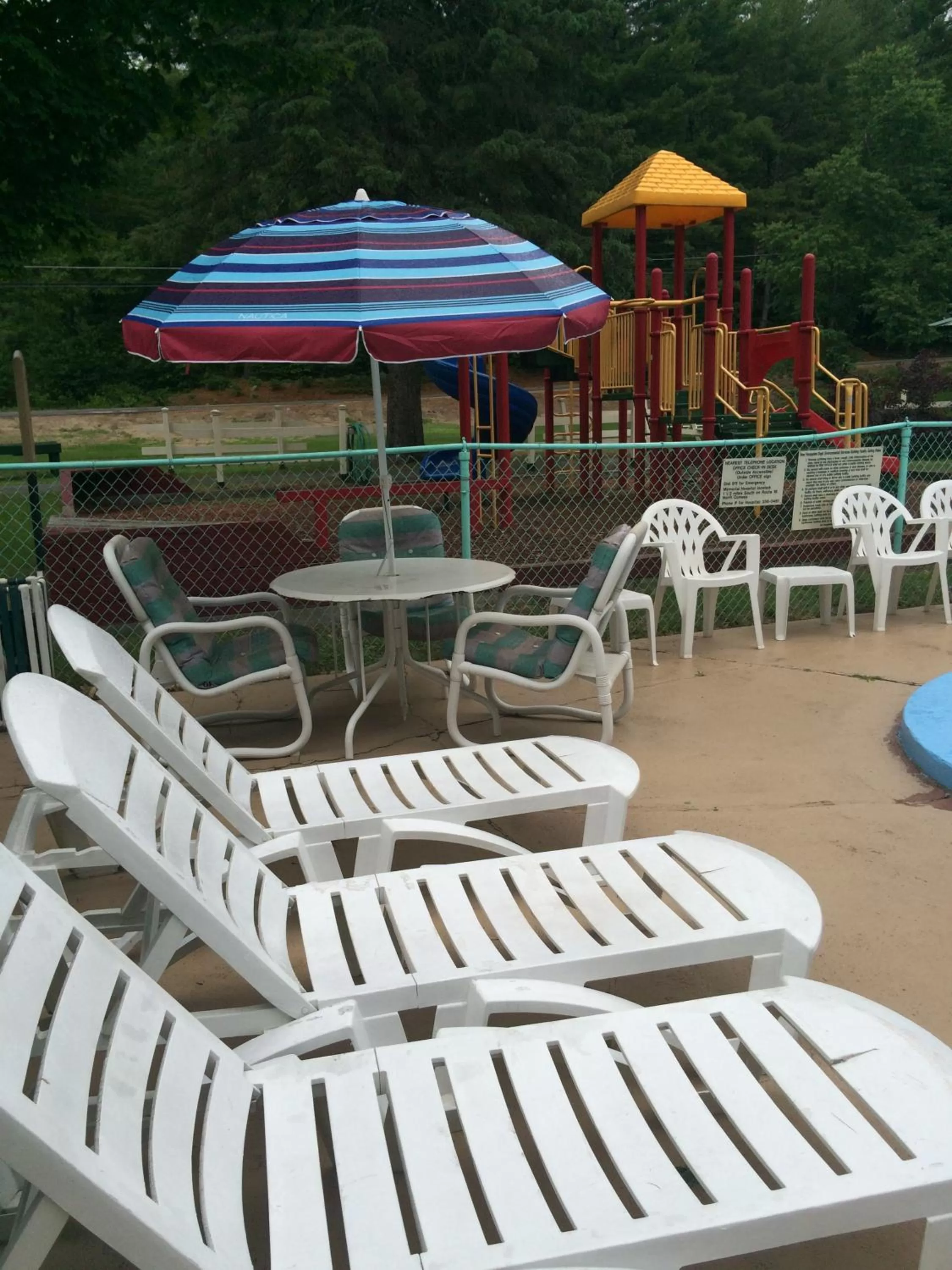 Swimming pool in Perry's Motel and Cottages