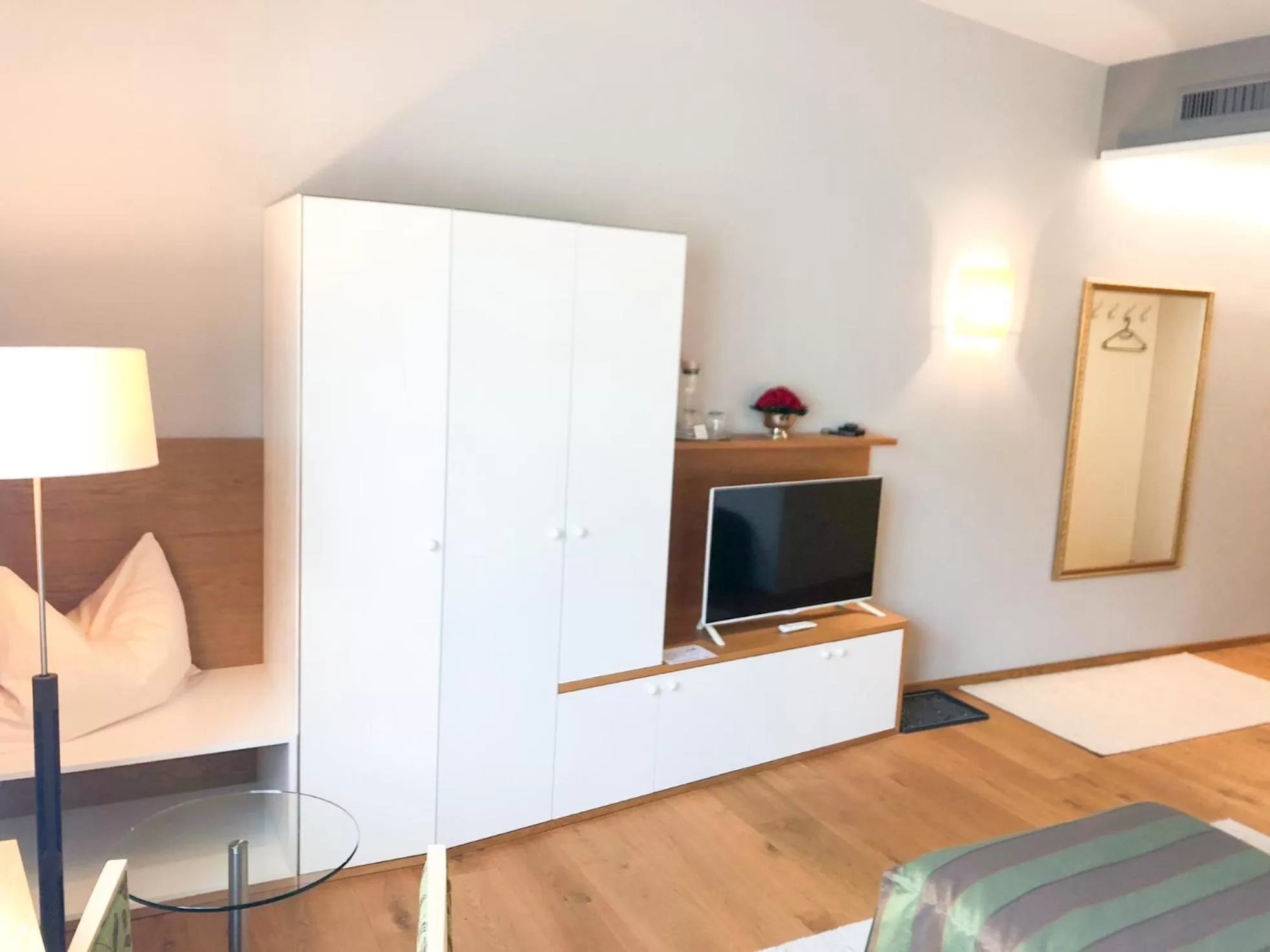 TV and multimedia, Bed in Die Schmiede