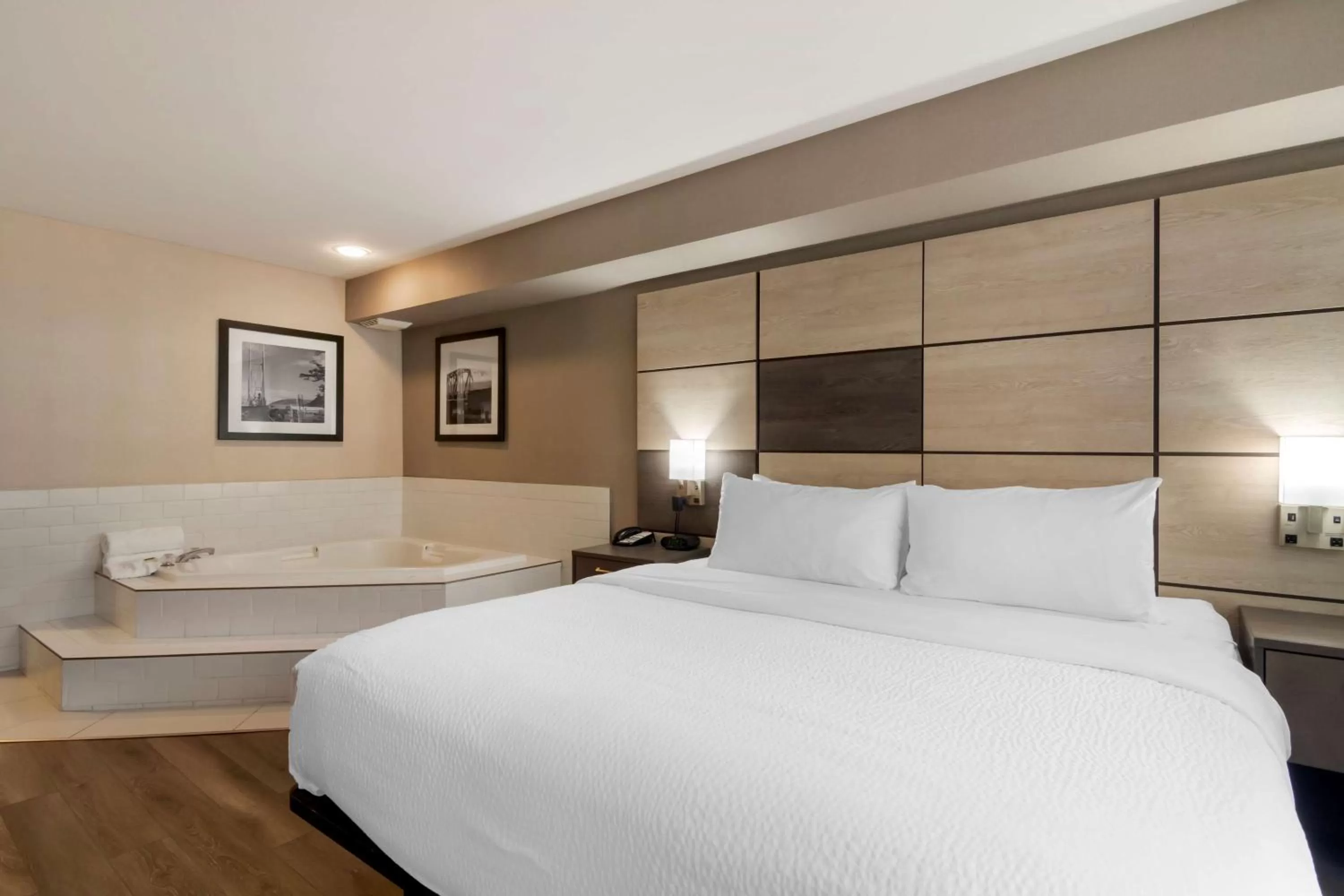 Bedroom, Bed in Best Western Premier Aberdeen Kamloops