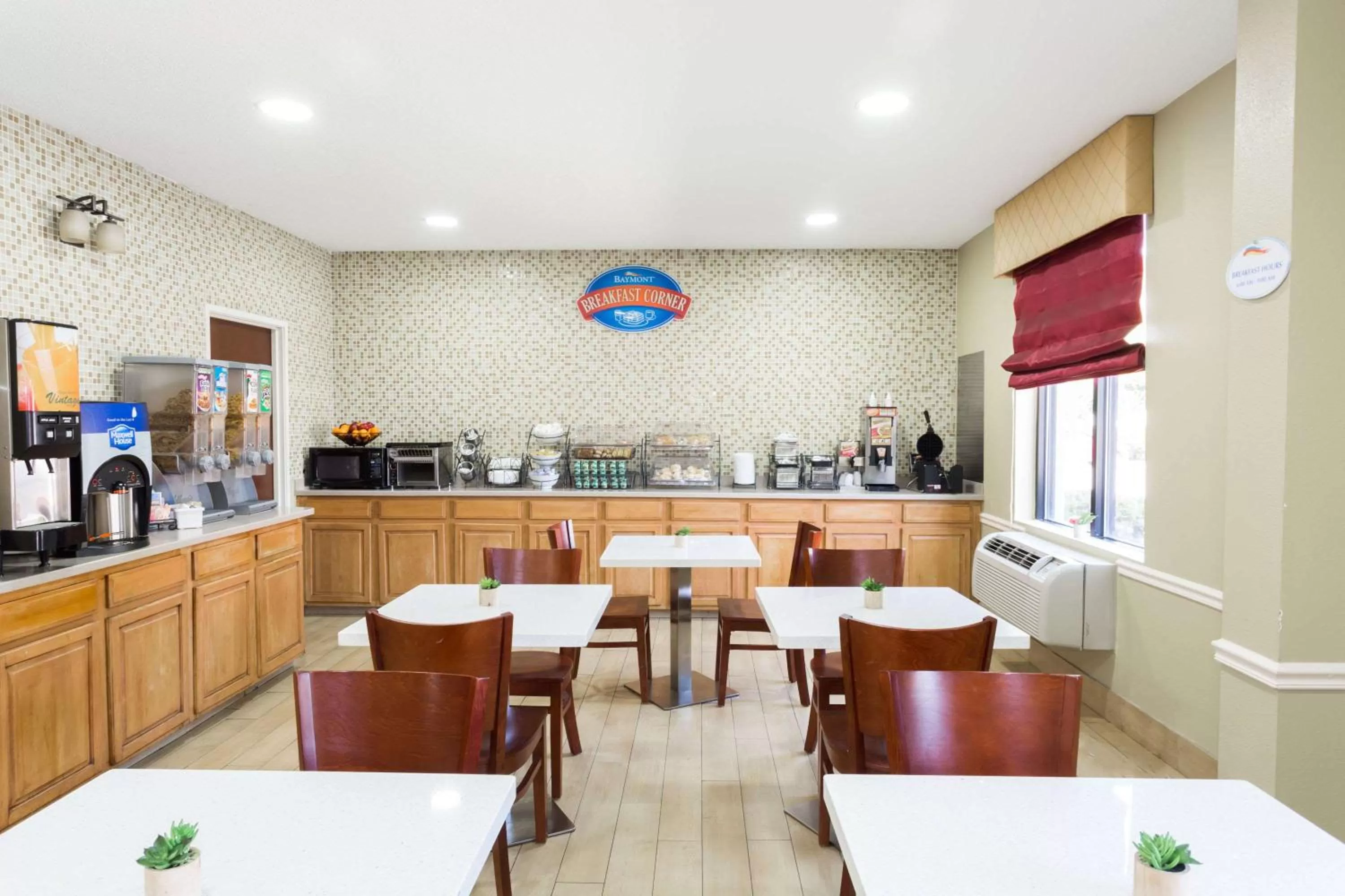 Restaurant/places to eat in Baymont by Wyndham Savannah/Garden City