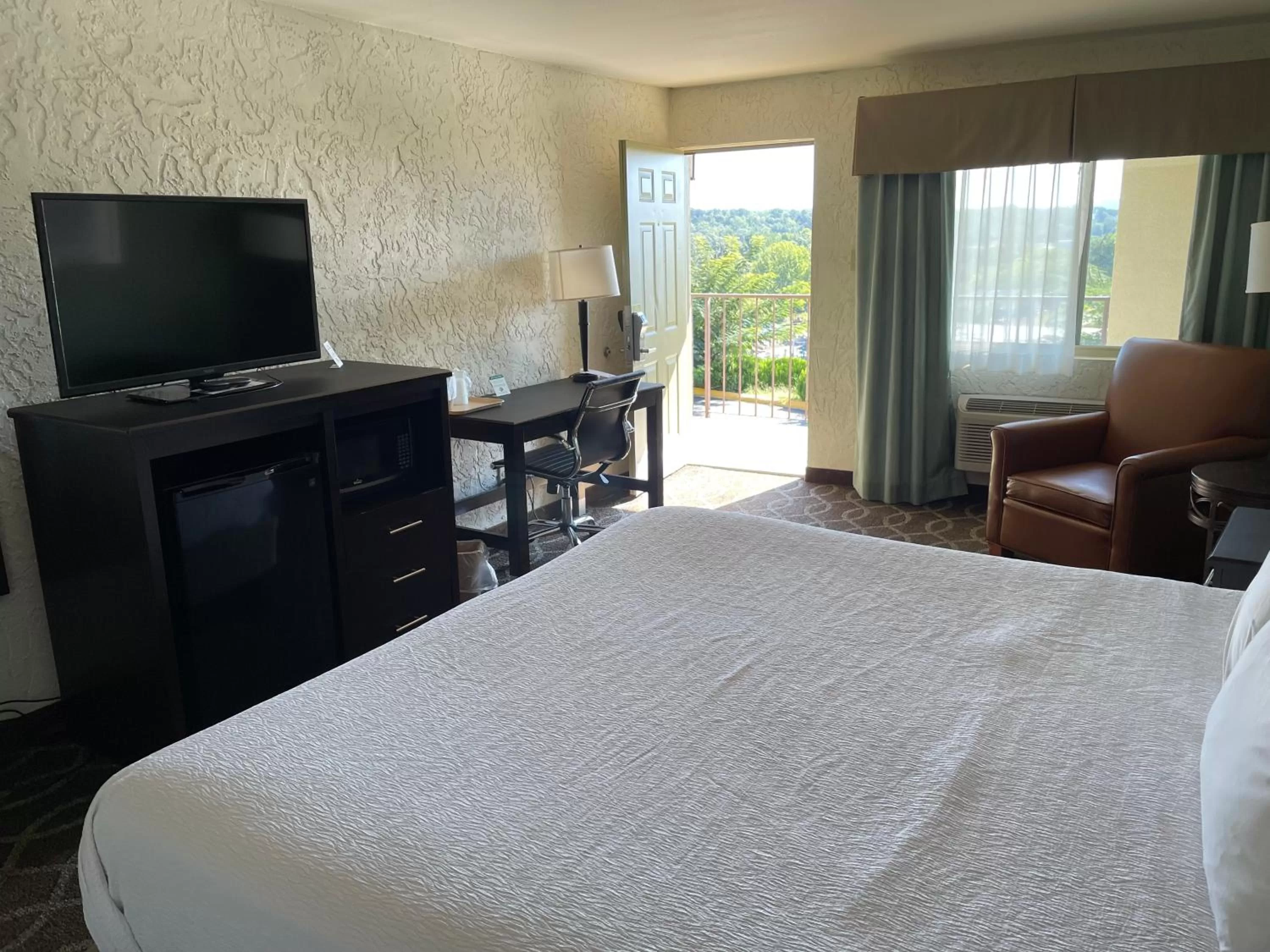 Bed in Quality Inn Clinton North