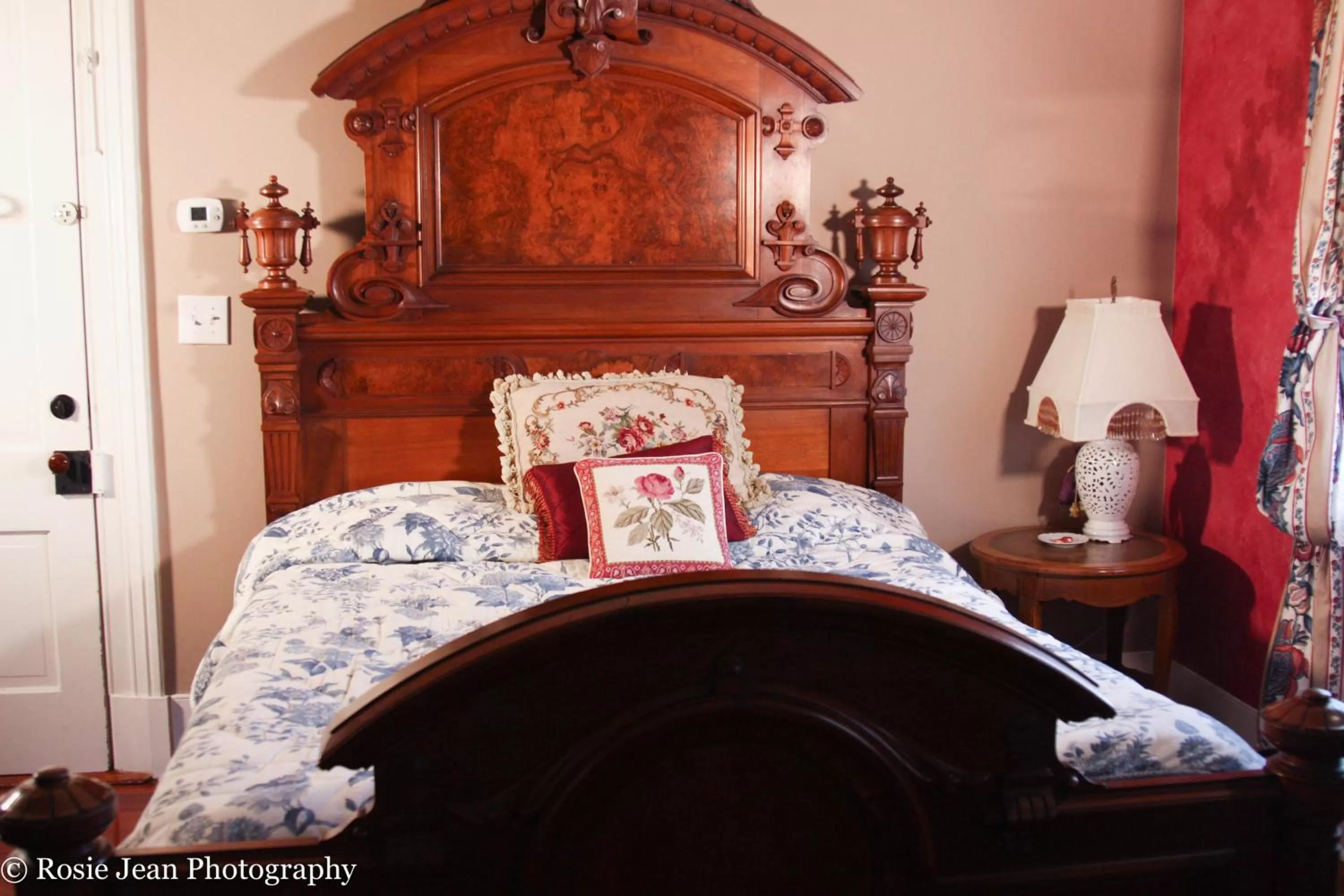 Bed in Flowertown Bed and Breakfast