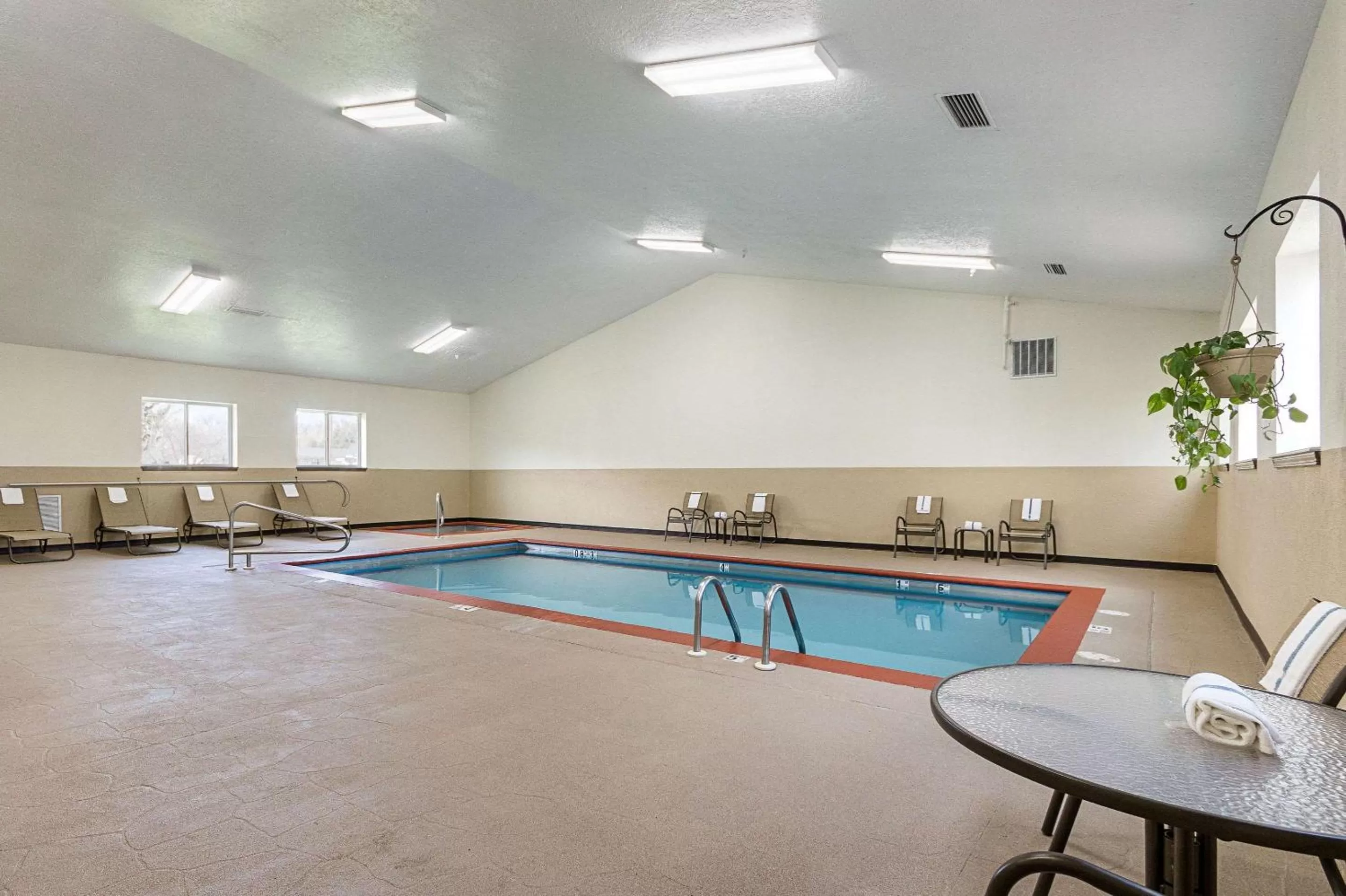 Swimming pool in Econo Lodge Livingston Gateway to Yellowstone