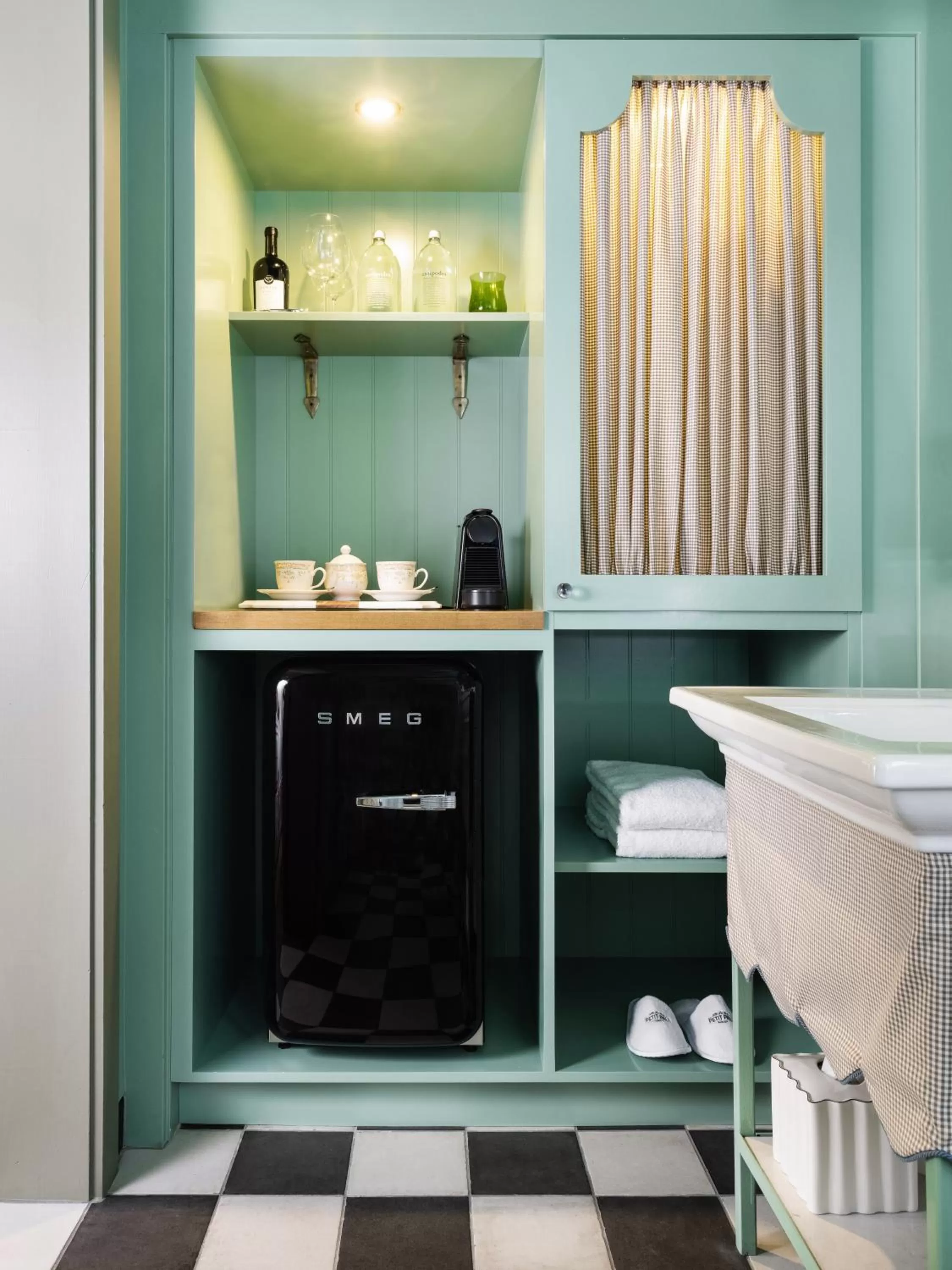 Coffee/tea facilities in Le Petit Pali at 8th Ave