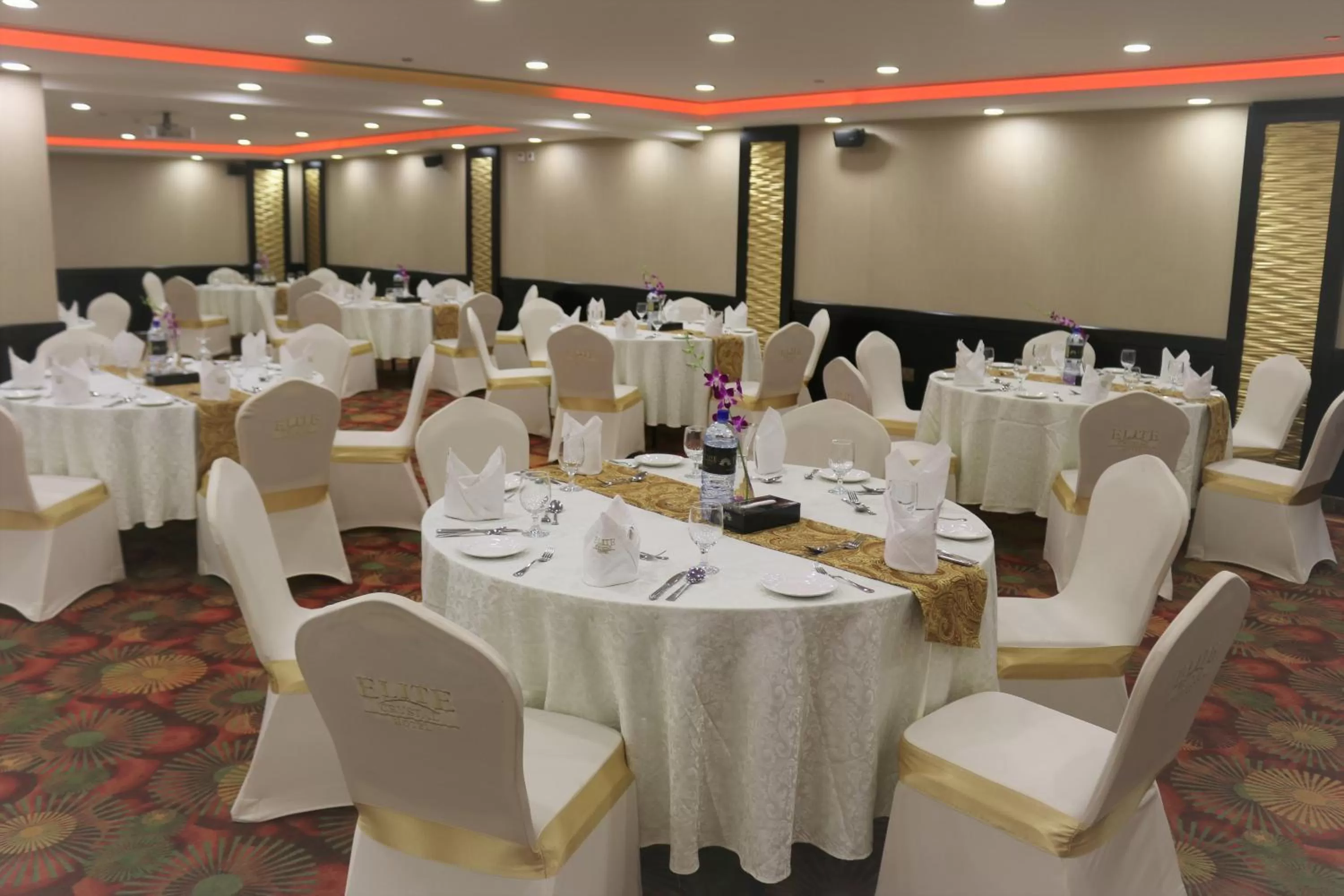 Restaurant/places to eat in Elite Crystal Hotel