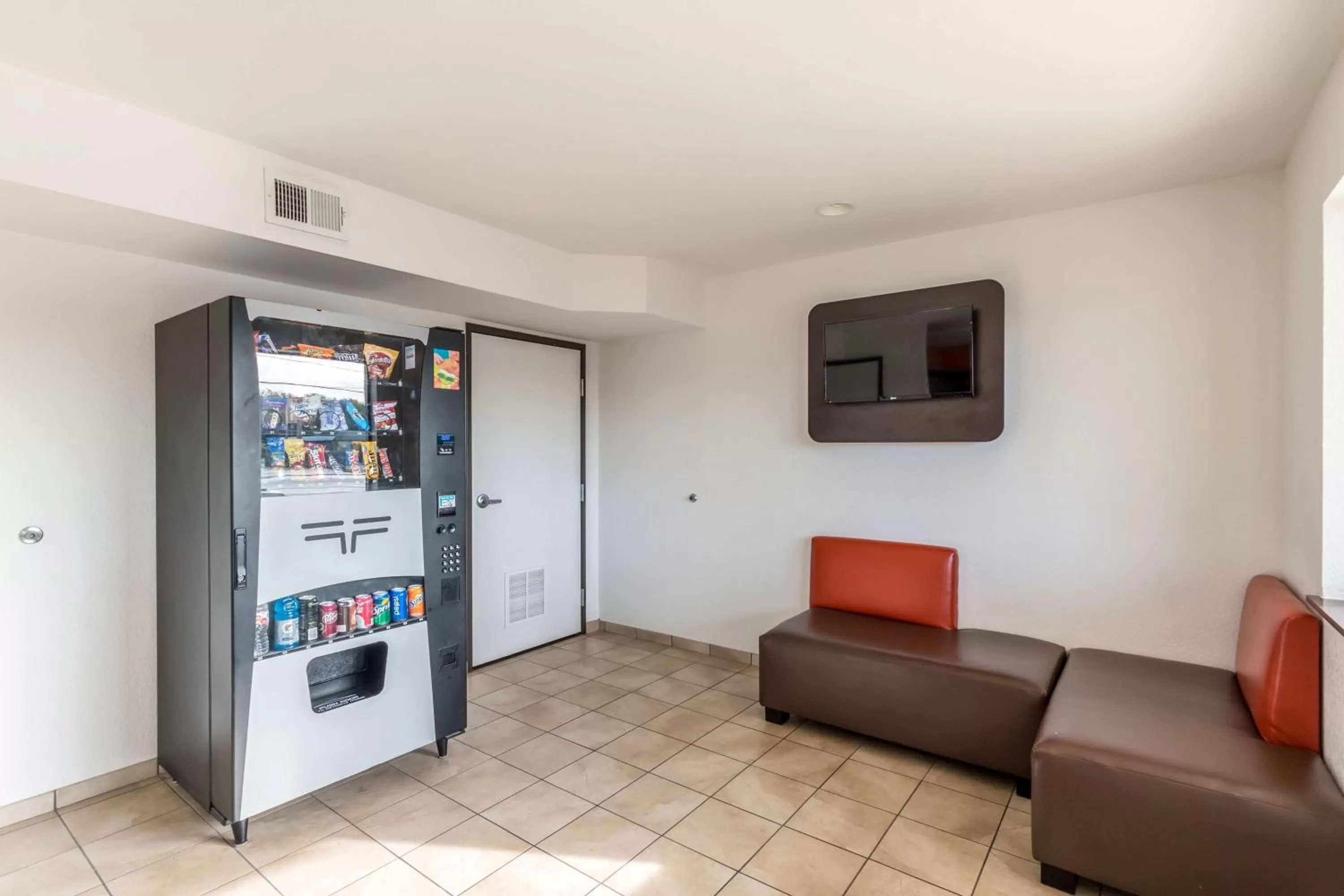Communal lounge/ TV room in Motel 6-San Antonio, TX - South WW White Rd