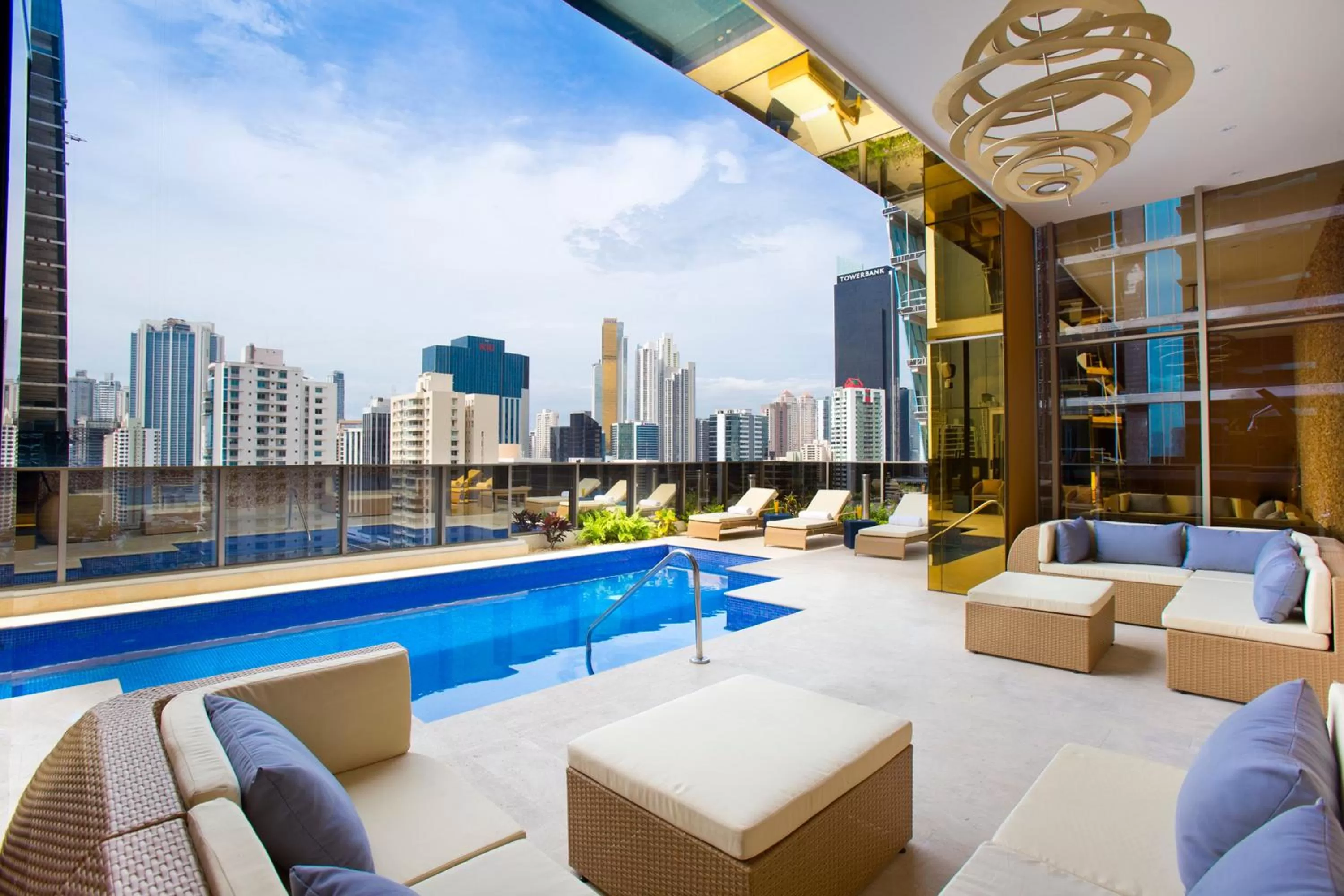 Swimming pool in Global Hotel Panama