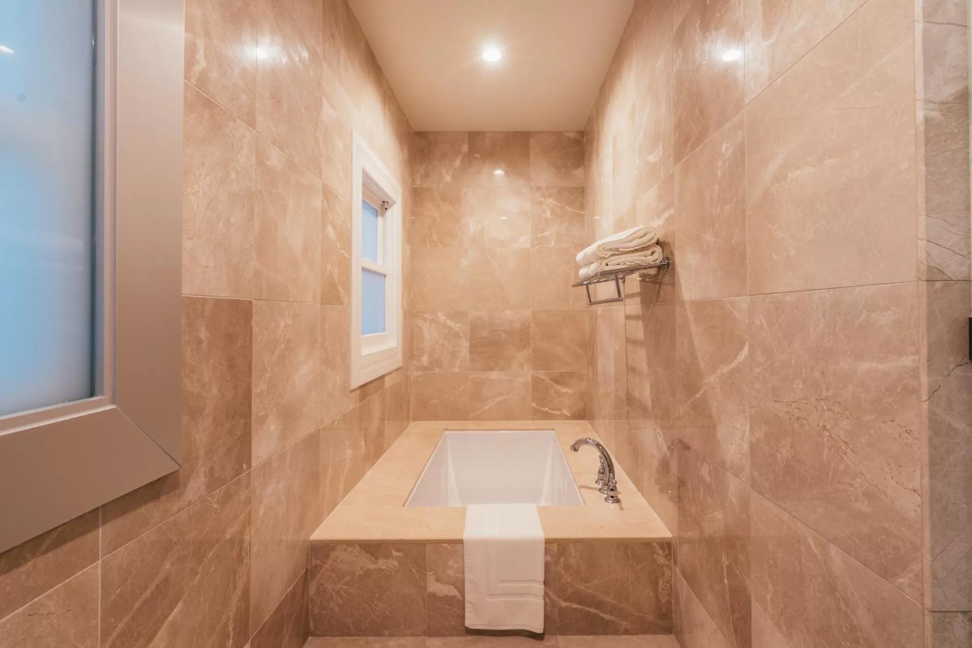 Bath in Neighbourgood Sutter Mansion