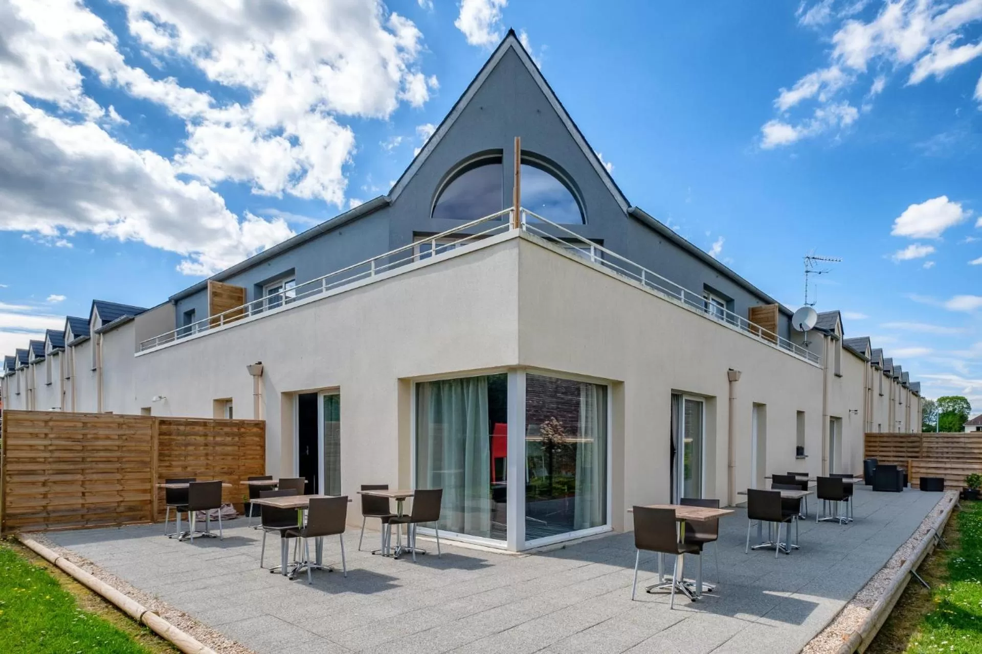 Patio in The Originals City, Hôtel Acadine, Le Neubourg
