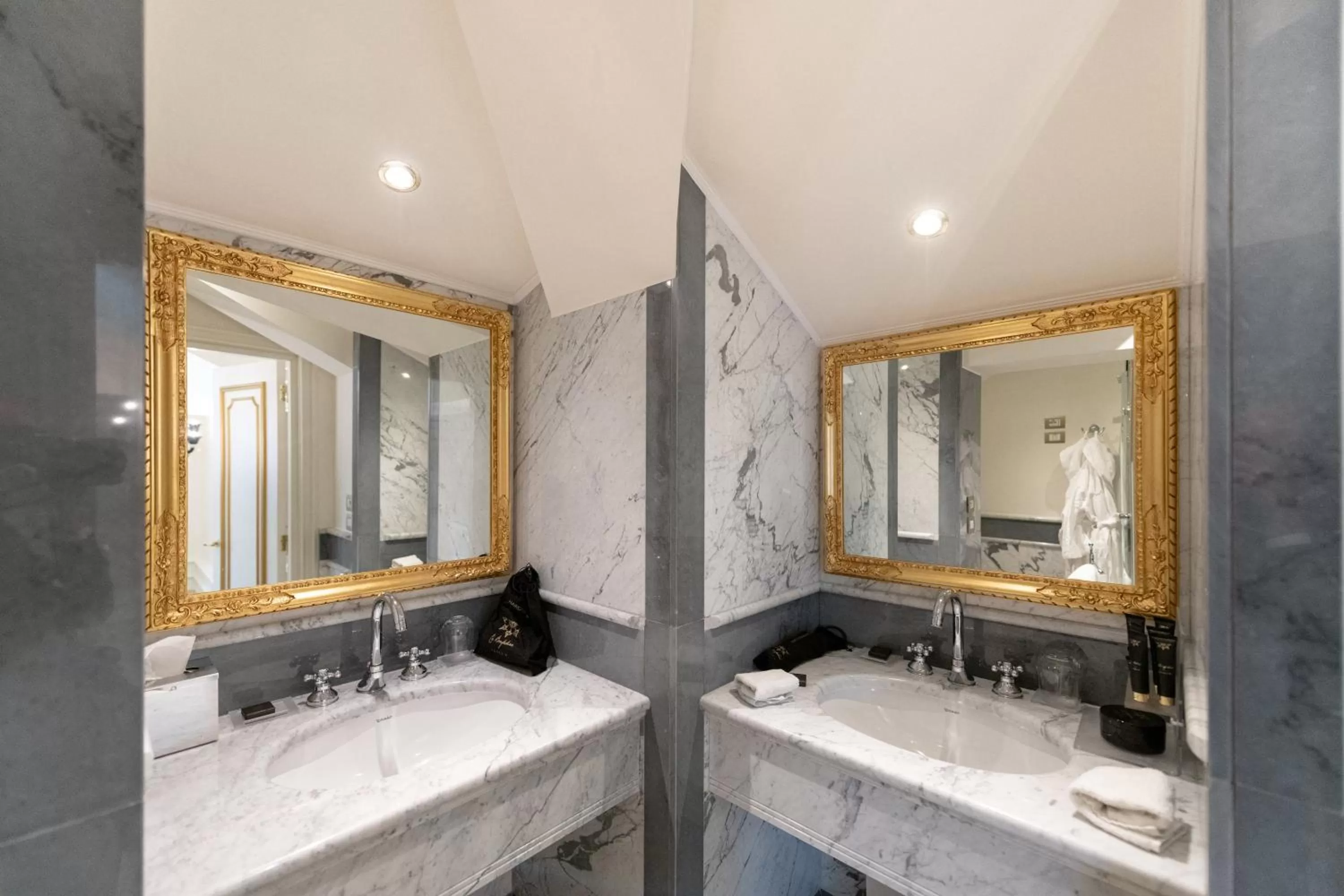 Bathroom in Ca' Bonfadini Historic Experience