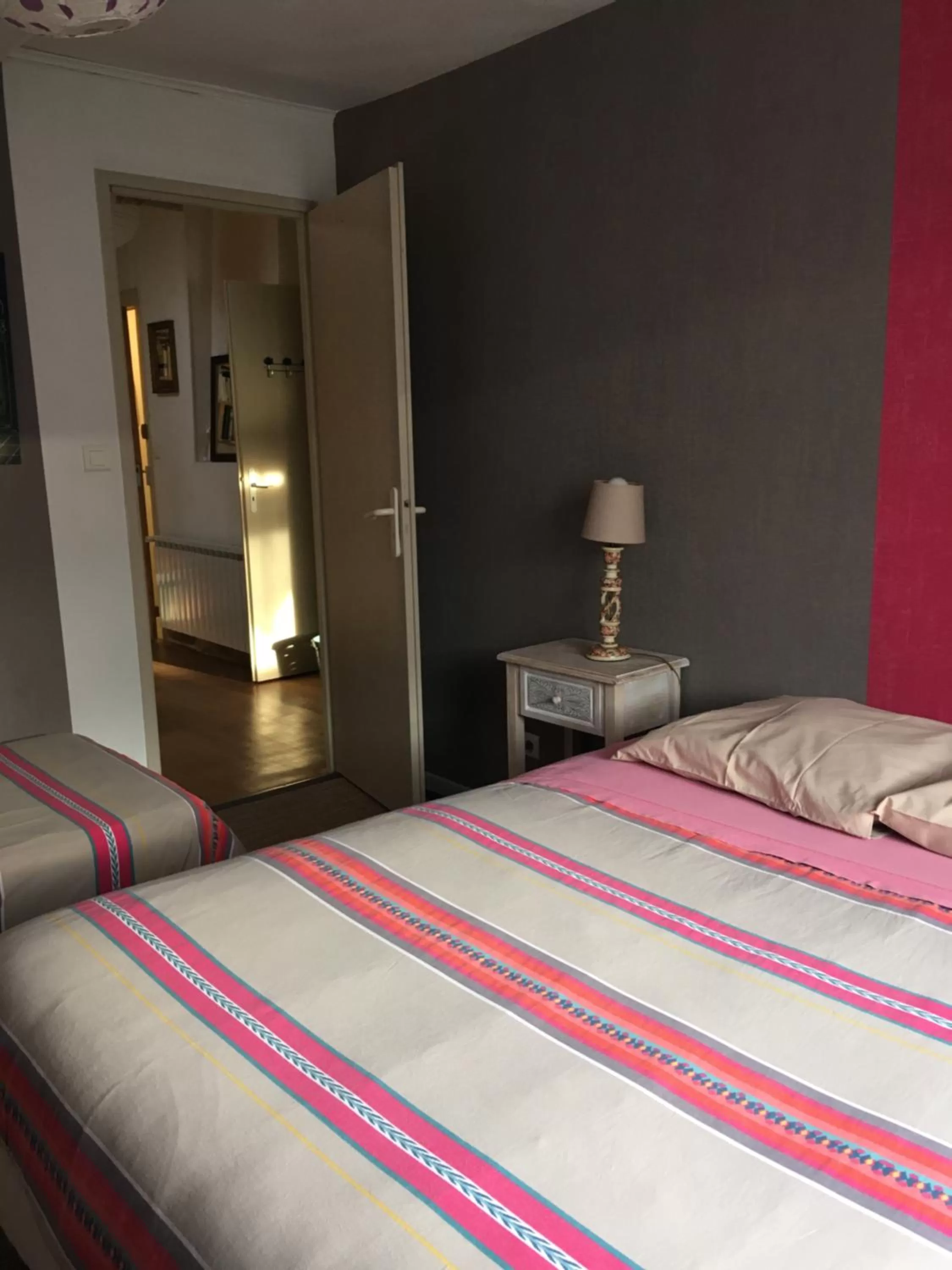 Bedroom, Bed in La Chambre Du Voyageur