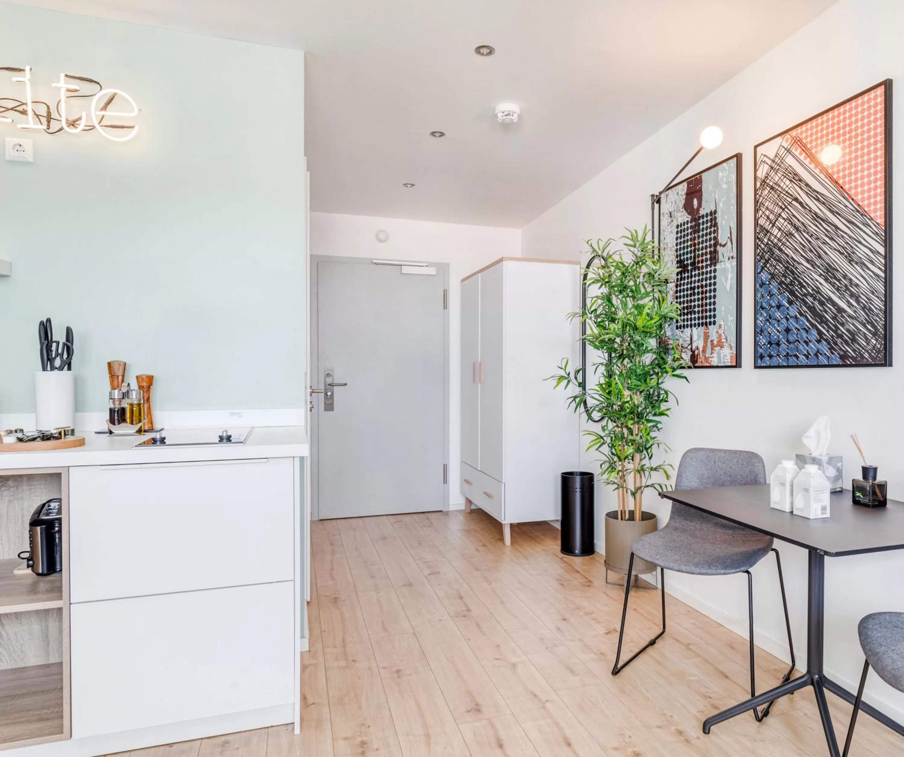 Kitchen or kitchenette in Limehome Darmstadt Wilhelminenstraße - Digital Access