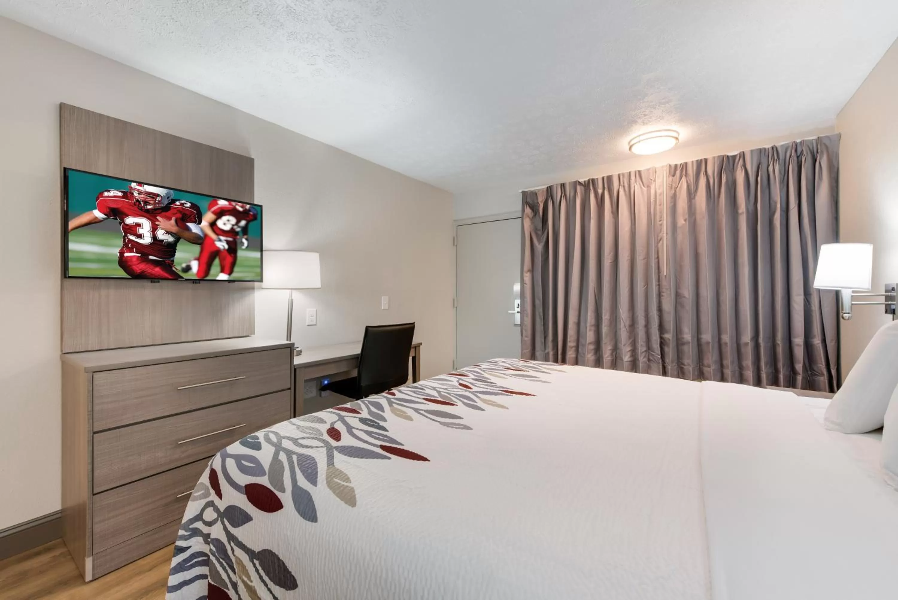 Photo of the whole room, Bed in Red Roof Inn Dayton - Moraine/U of Dayton