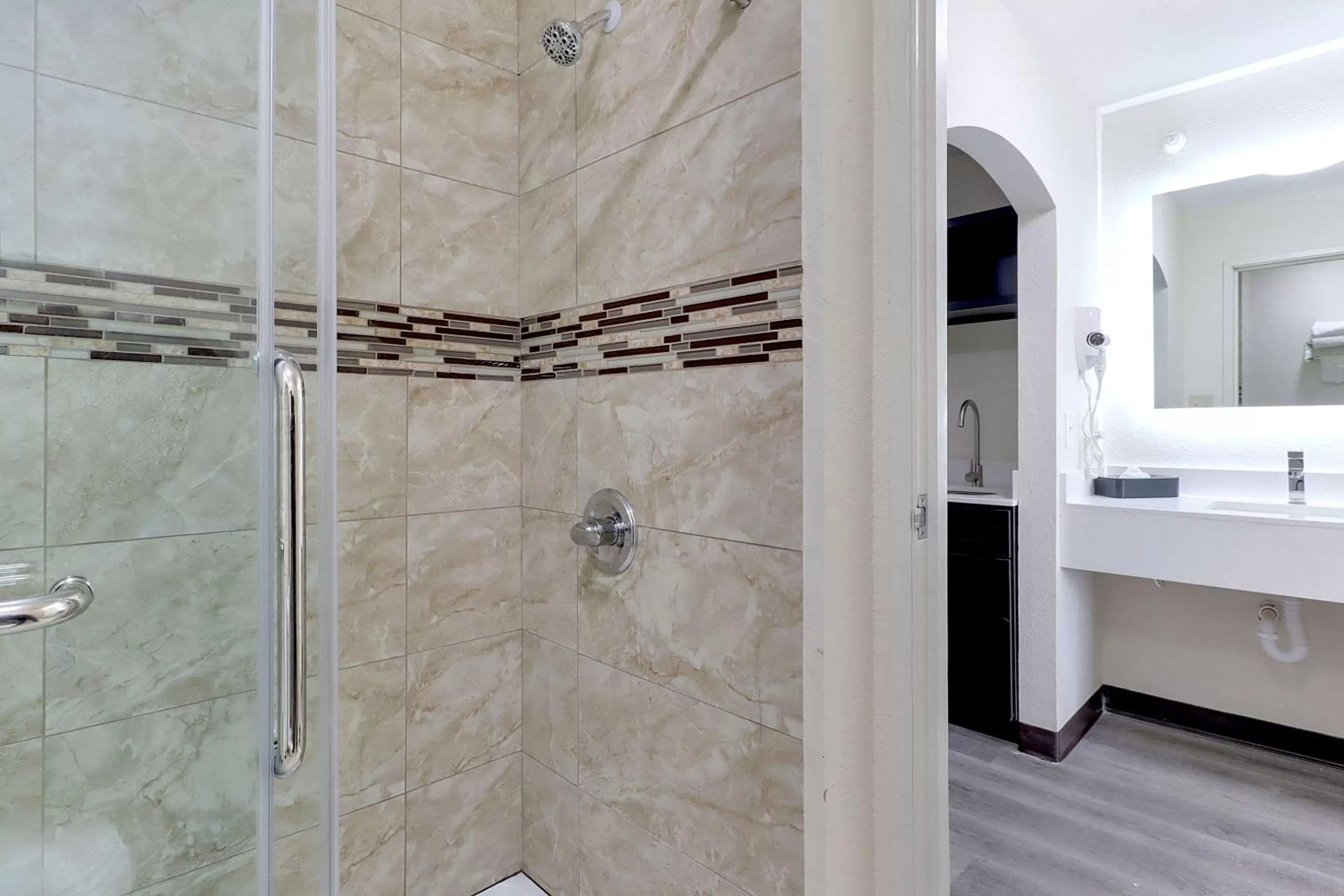 Bathroom in Quality Suites Albuquerque Airport