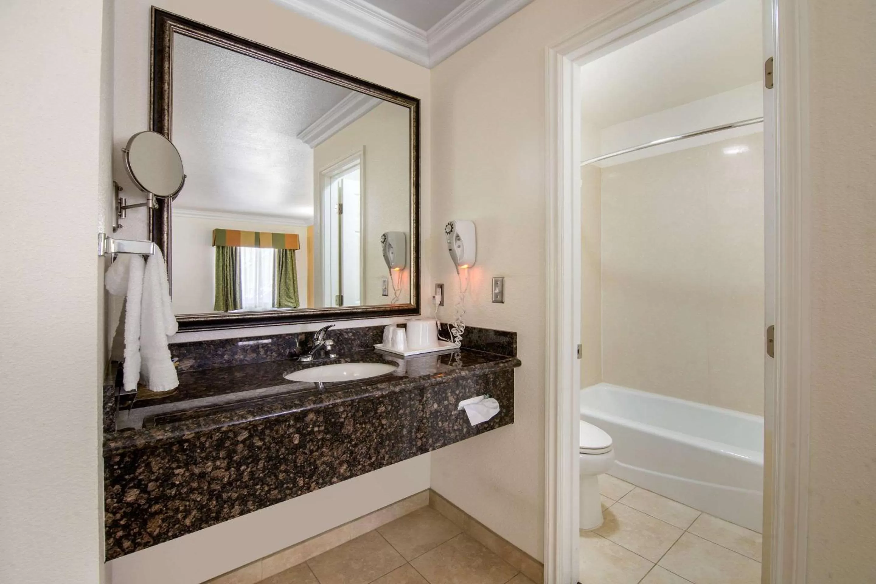 Bedroom in Rodeway Inn Adelanto US 395