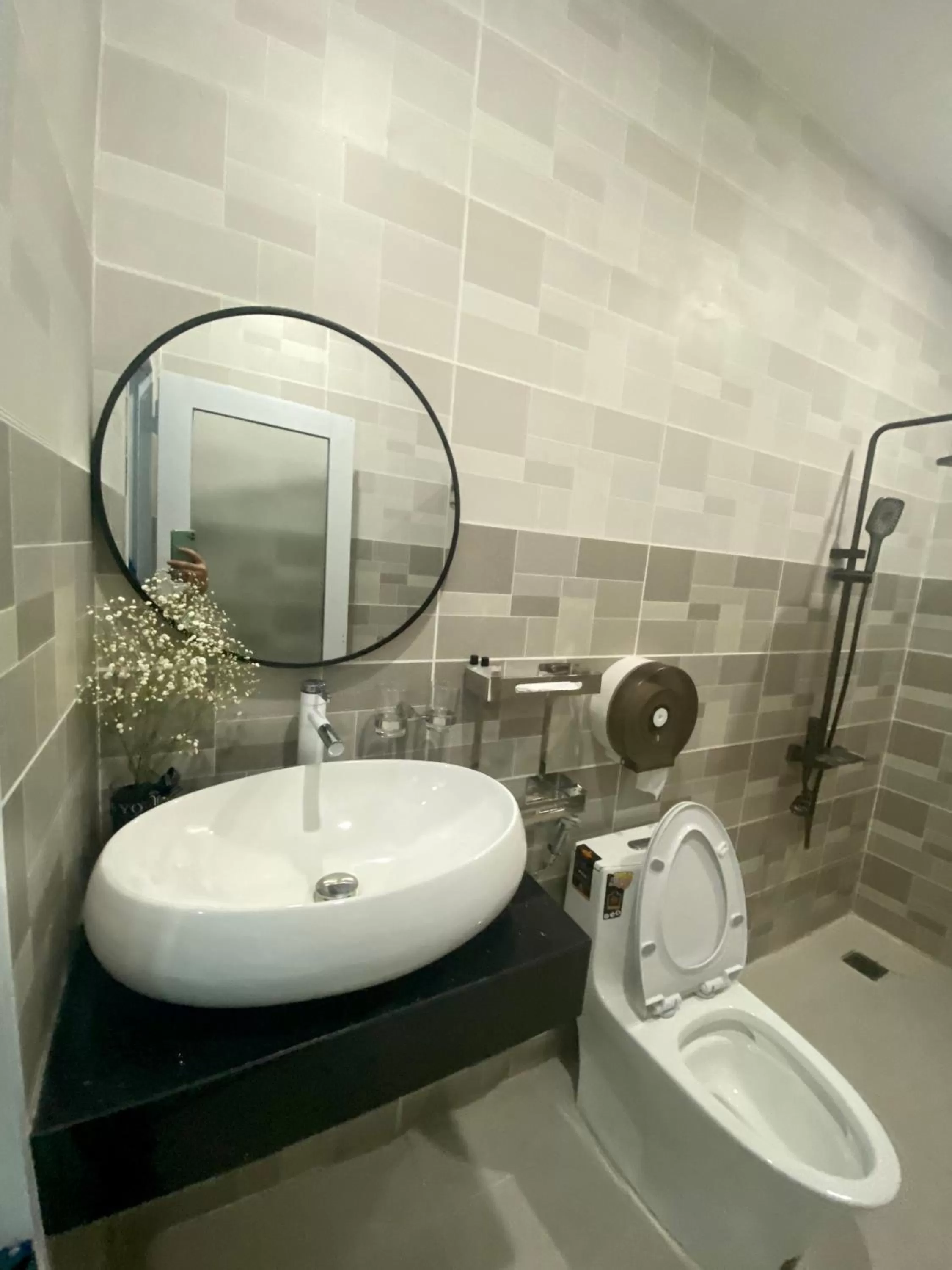 Shower in Khách sạn Anh Tuấn