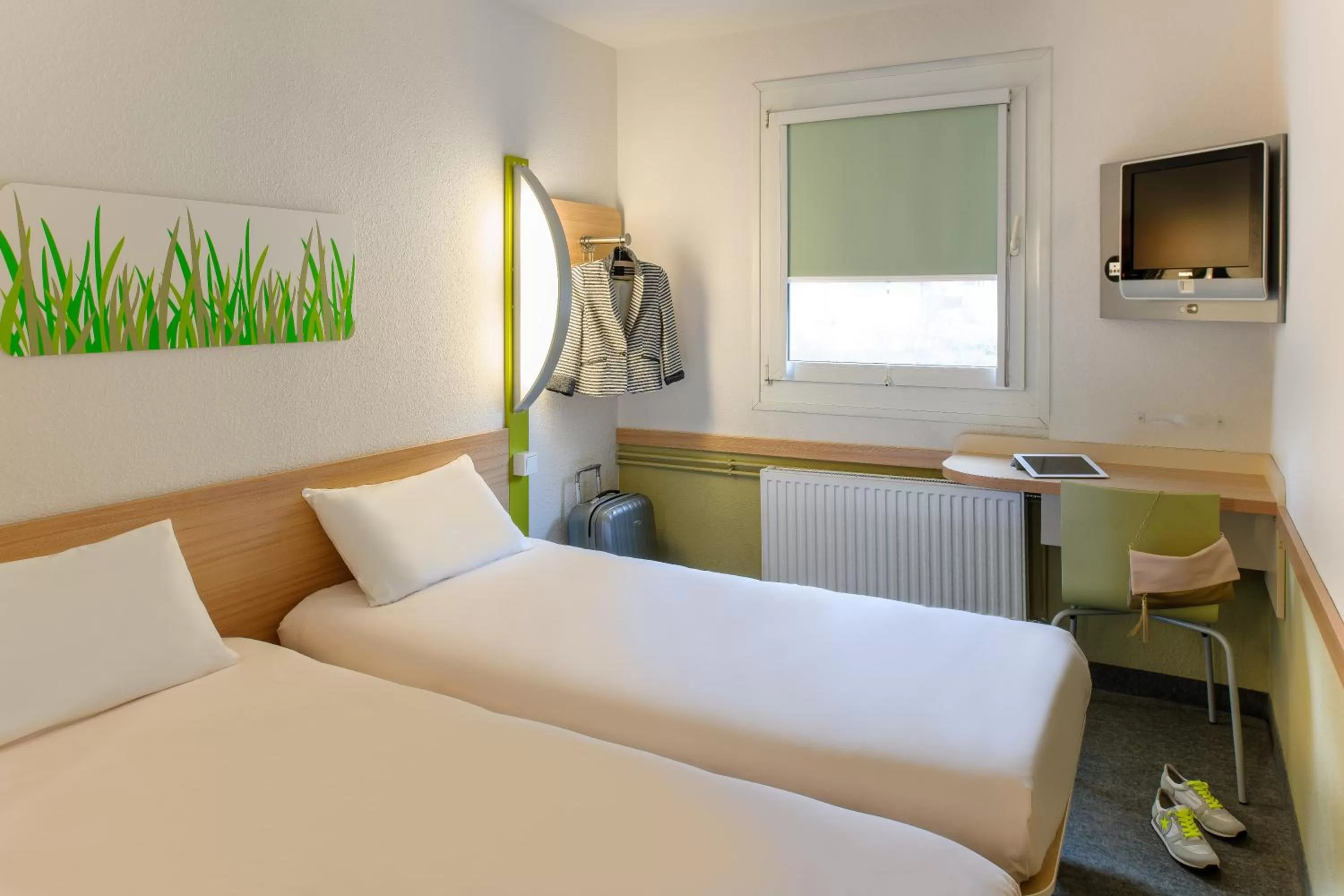 Photo of the whole room, Bed in Ibis budget Hamburg Quickborn