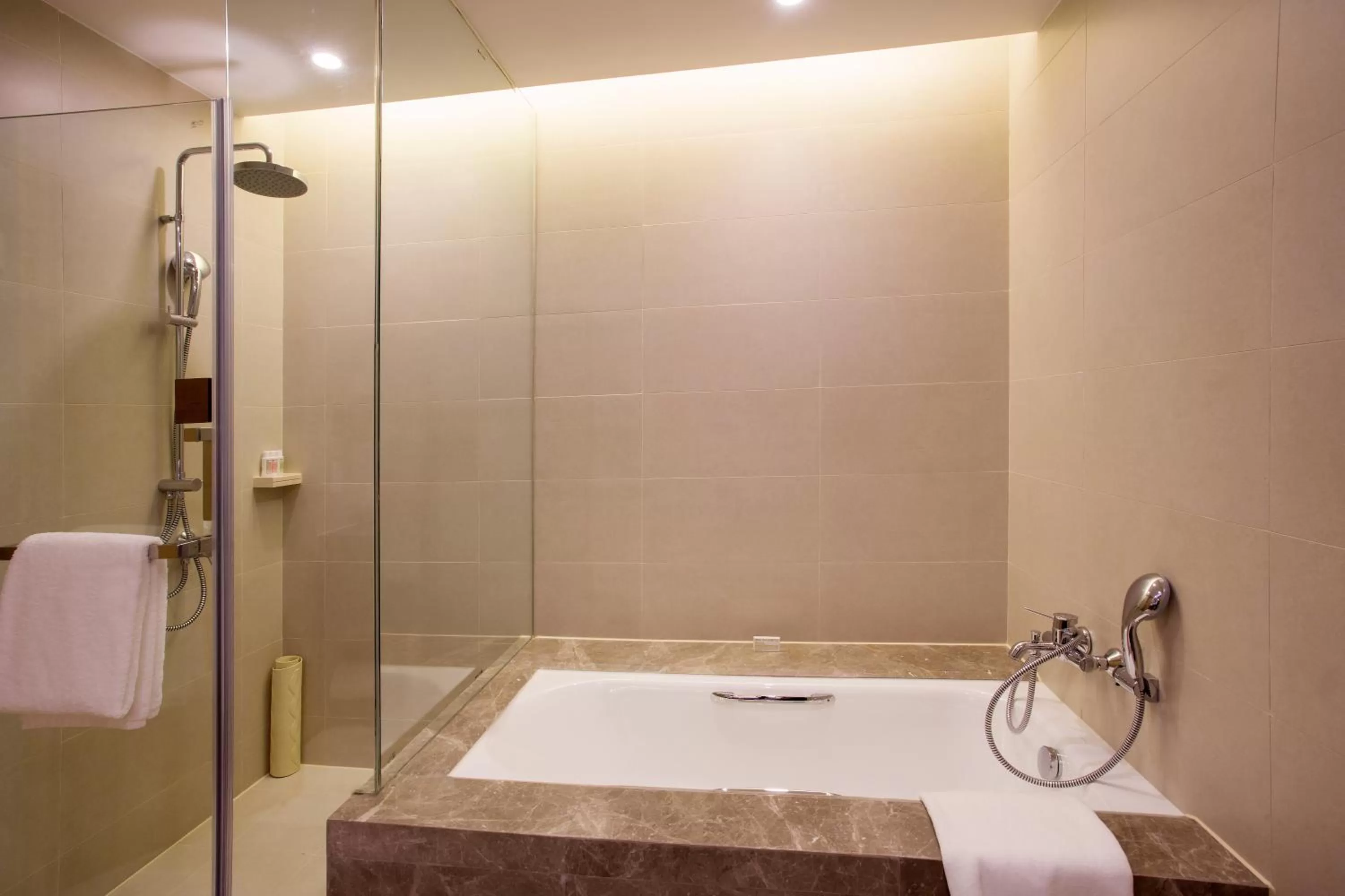 Hot Tub, Bathroom in Fraser Place Tianjin