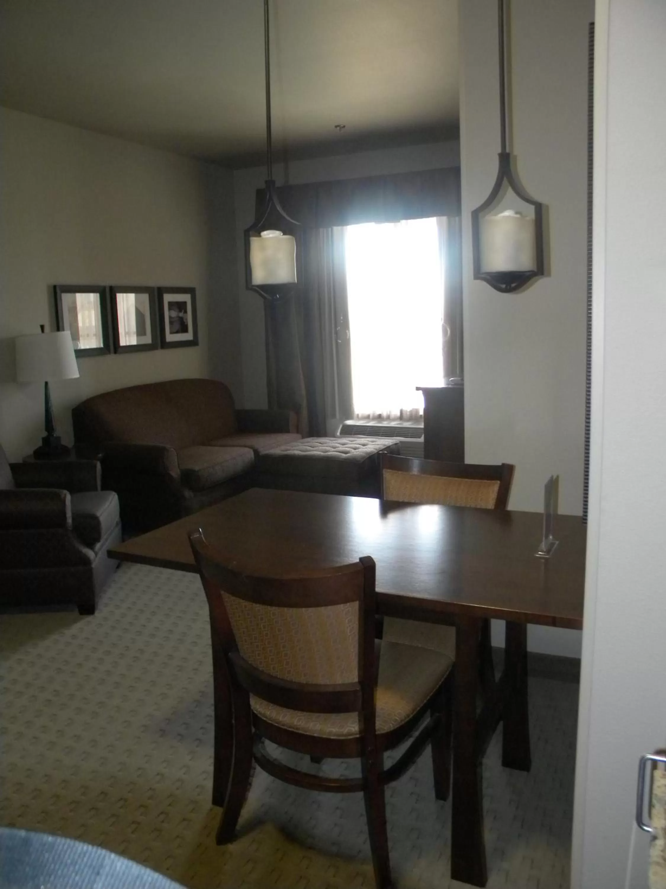 Dining area in Teddy's Residential Suites Watford City