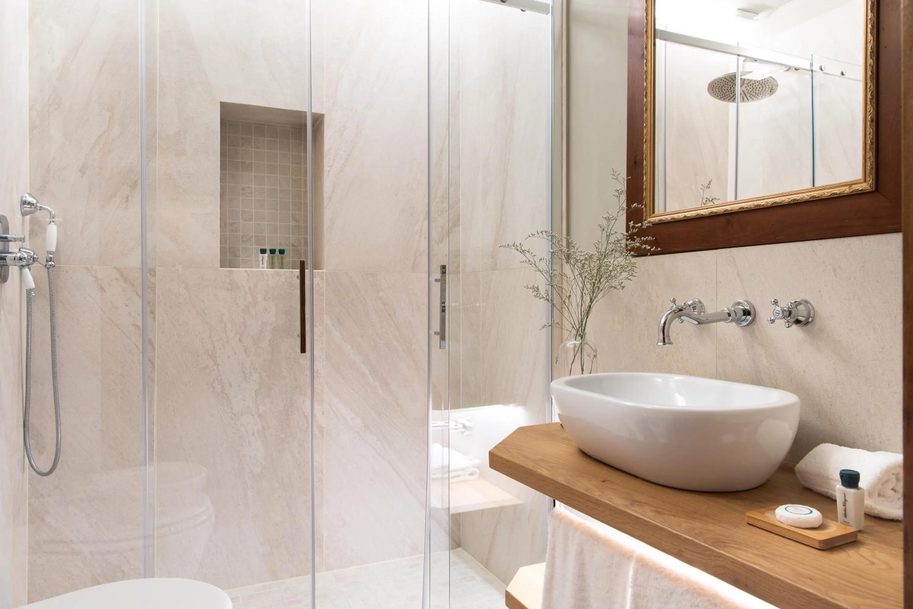 Shower in Relais Villa Olmo - Place of Charme