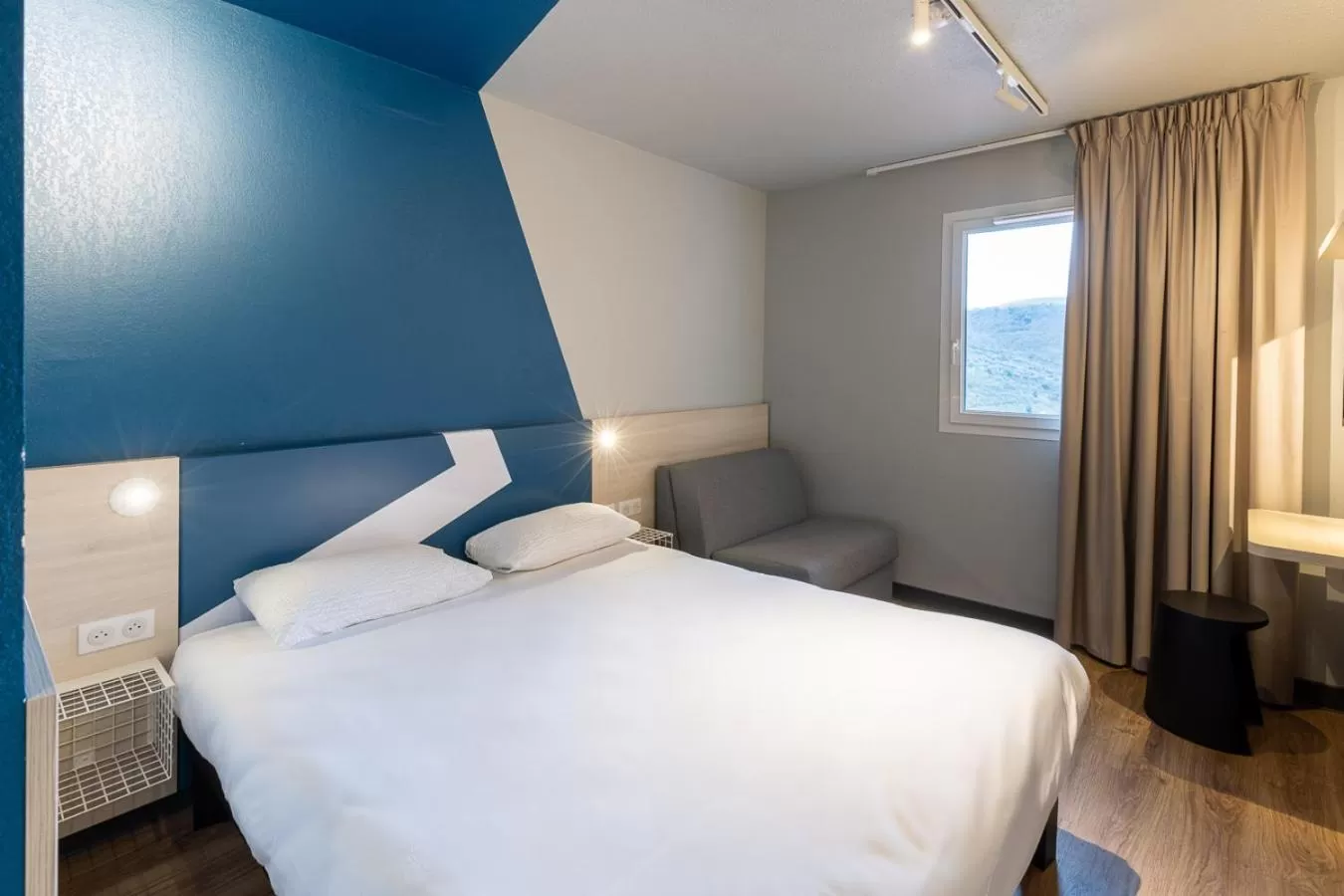 Bedroom, Bed in ibis Budget Millau Viaduc