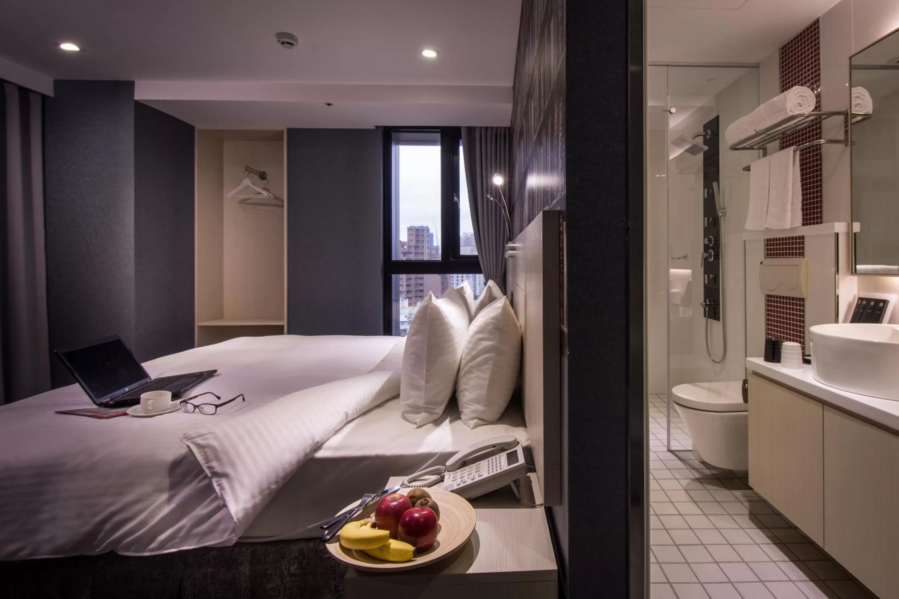 Bathroom, Bed in Yi Su Hotel-Taipei Ningxia