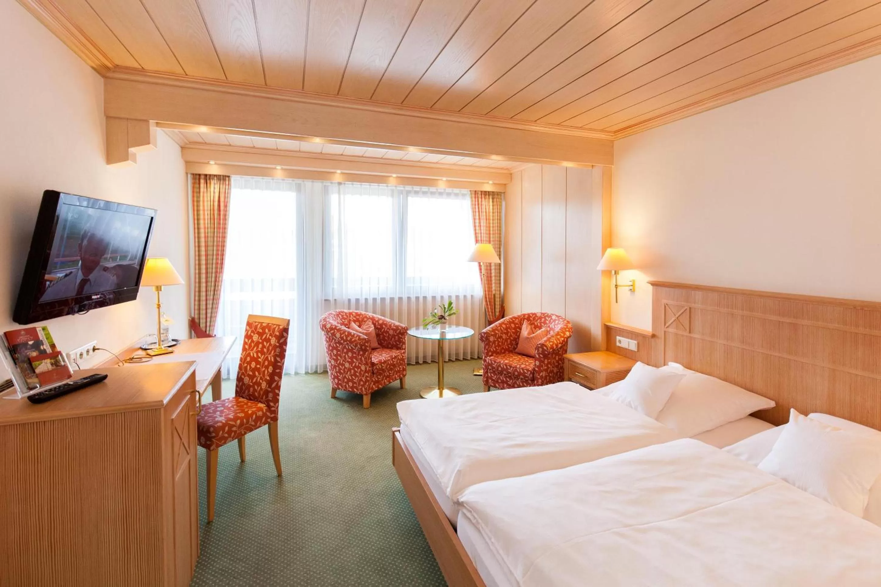 TV and multimedia, Bed in Landgasthof Hotel Hirsch