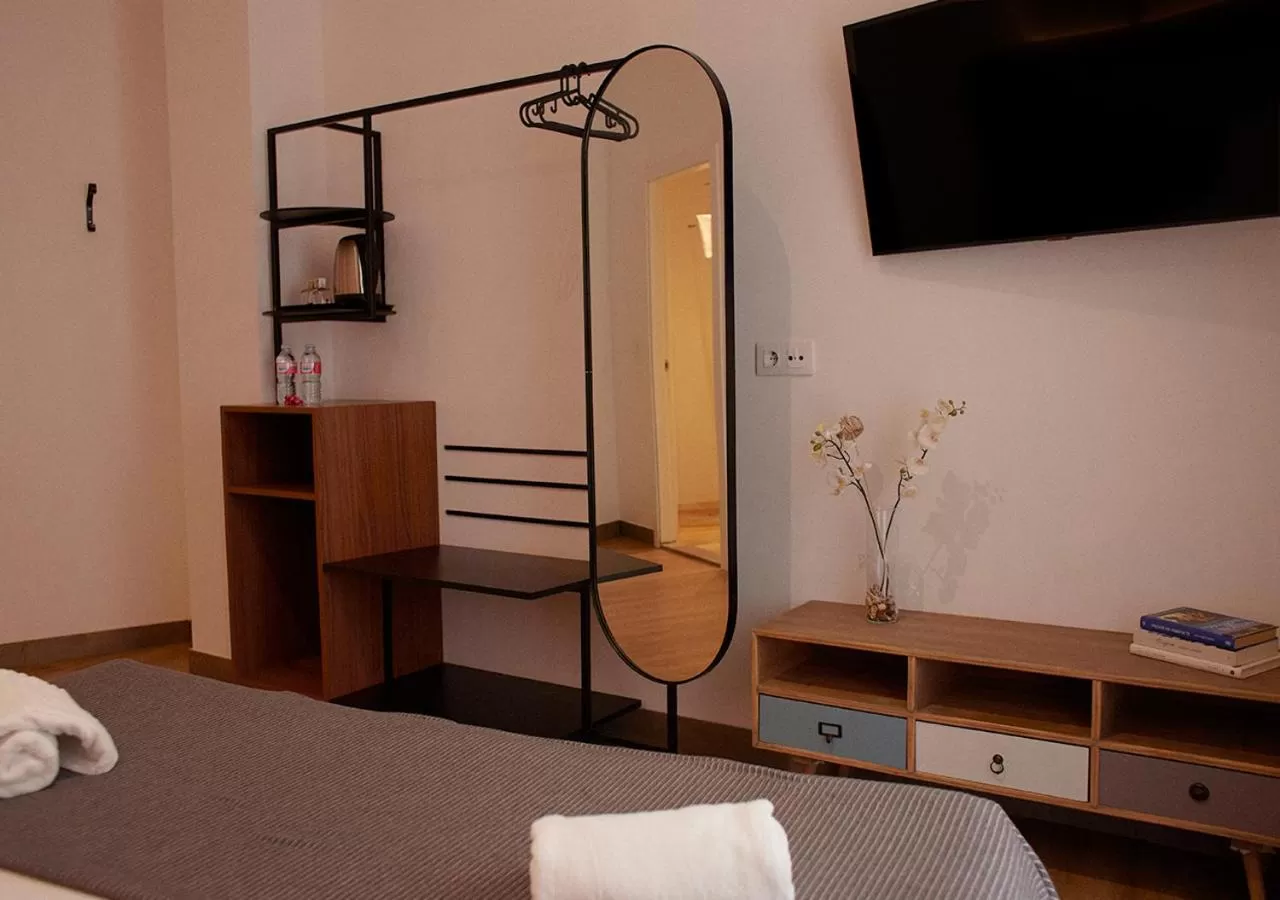 wardrobe, Bed in ISA Sevilla Suites