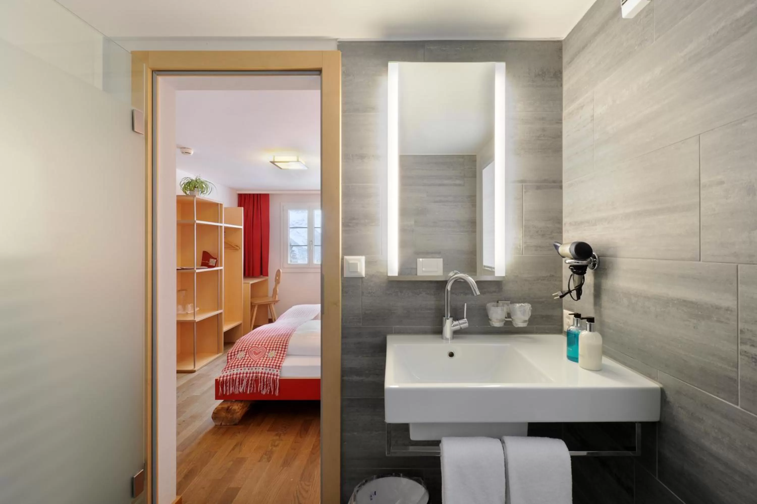 Bathroom, Bed in Alpinhotel Bort