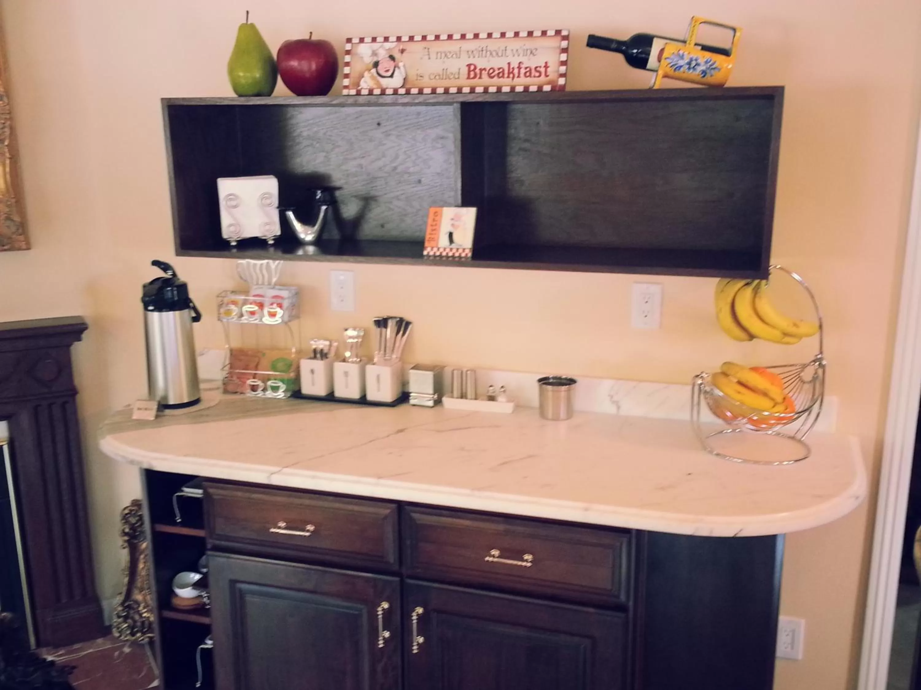 Kitchen or kitchenette in The Vendange Carmel Inn & Suites