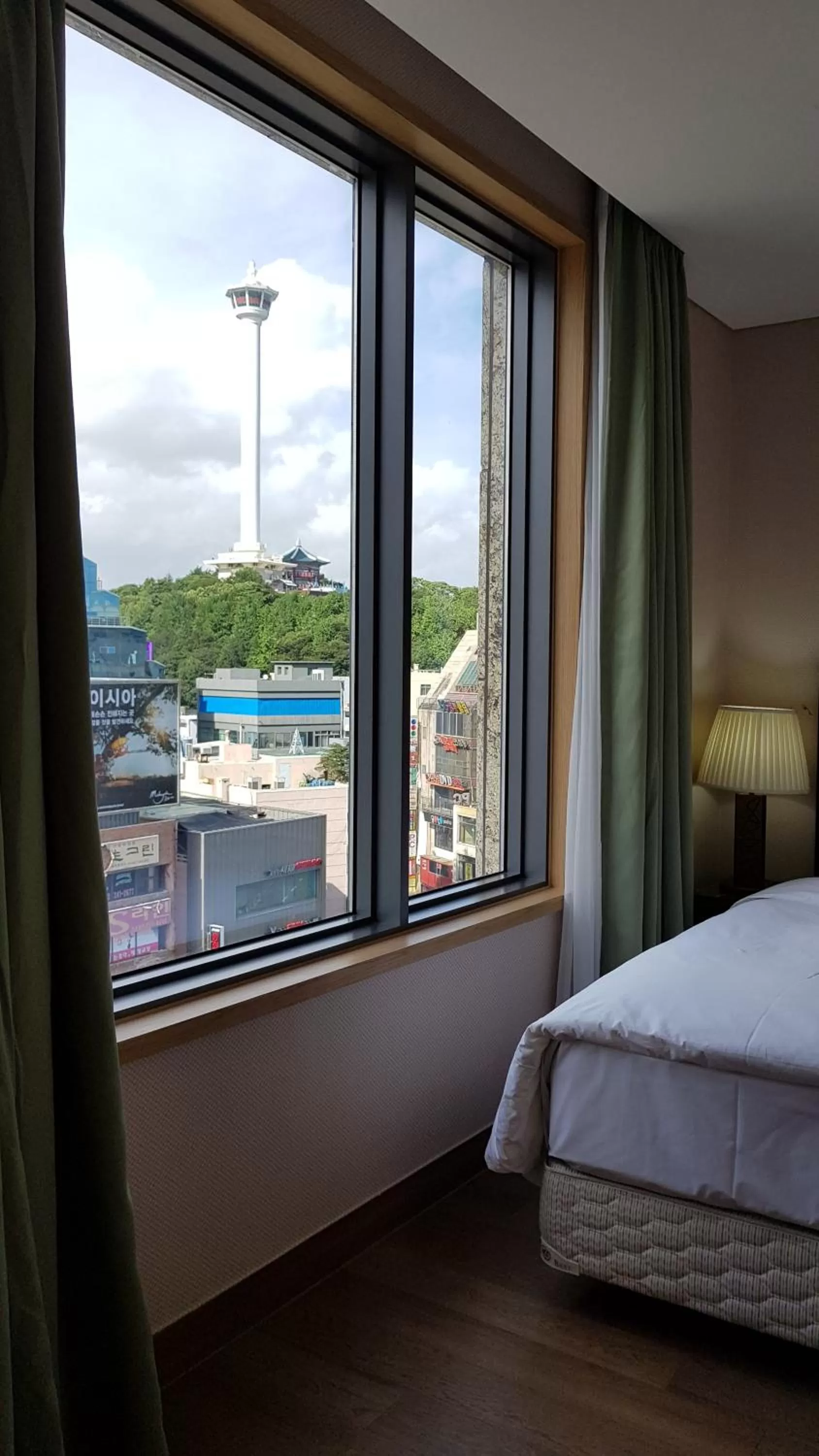 City view, Bed in Stanford Hotel Busan