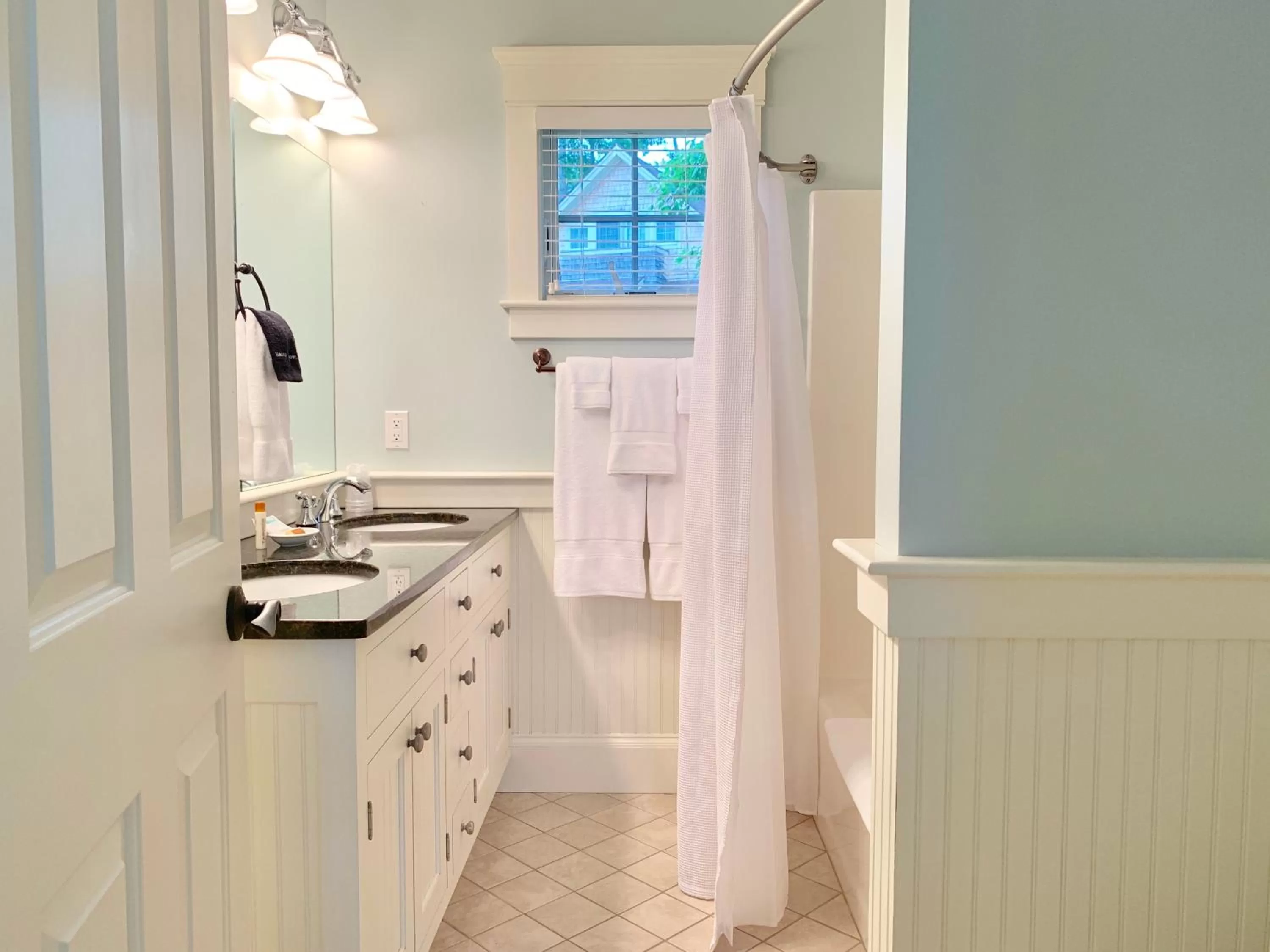 Bathroom, Kitchen/Kitchenette in Sheepscot Harbour Village Resort