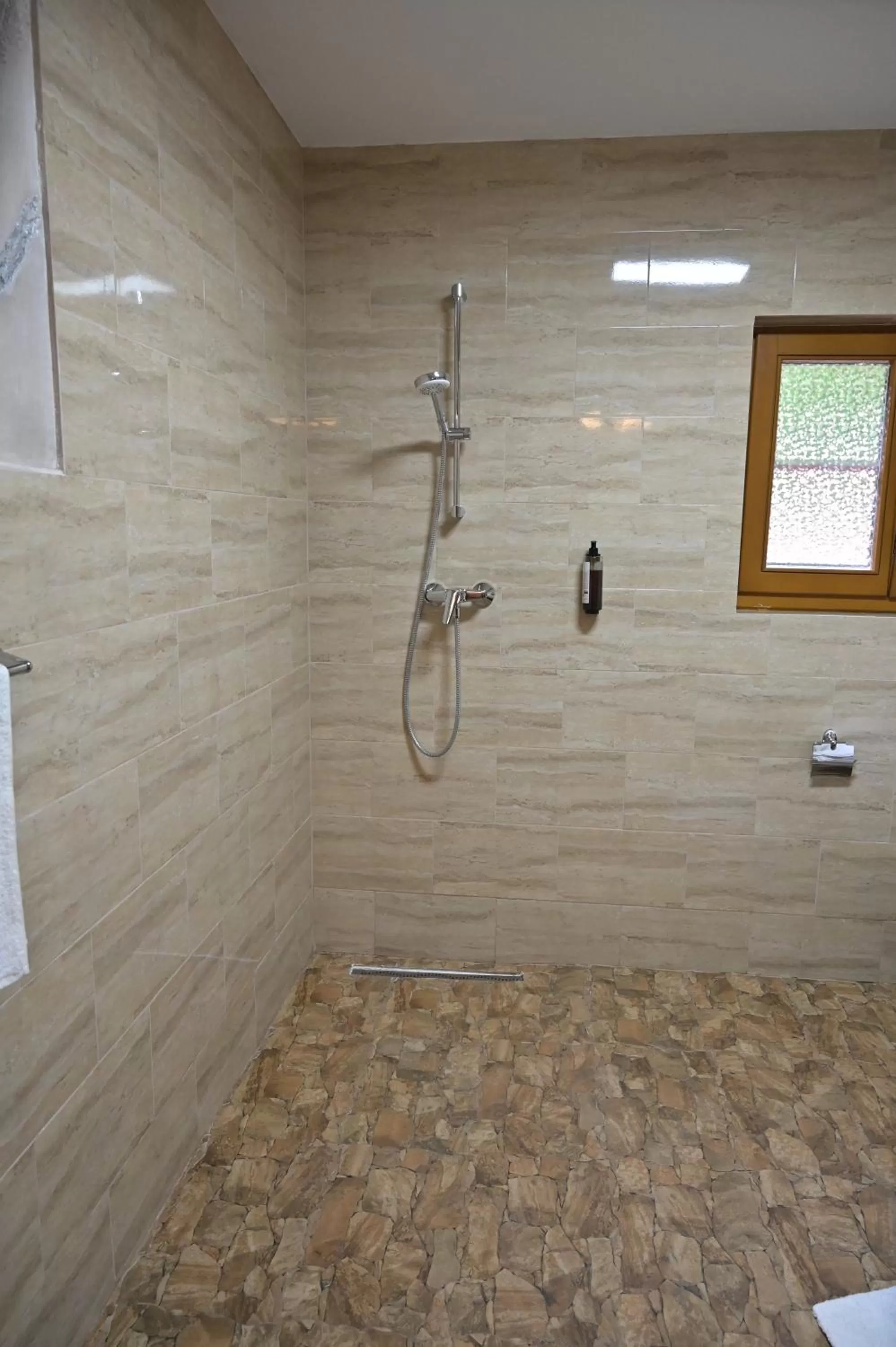 Shower in Conacul Radacinilor