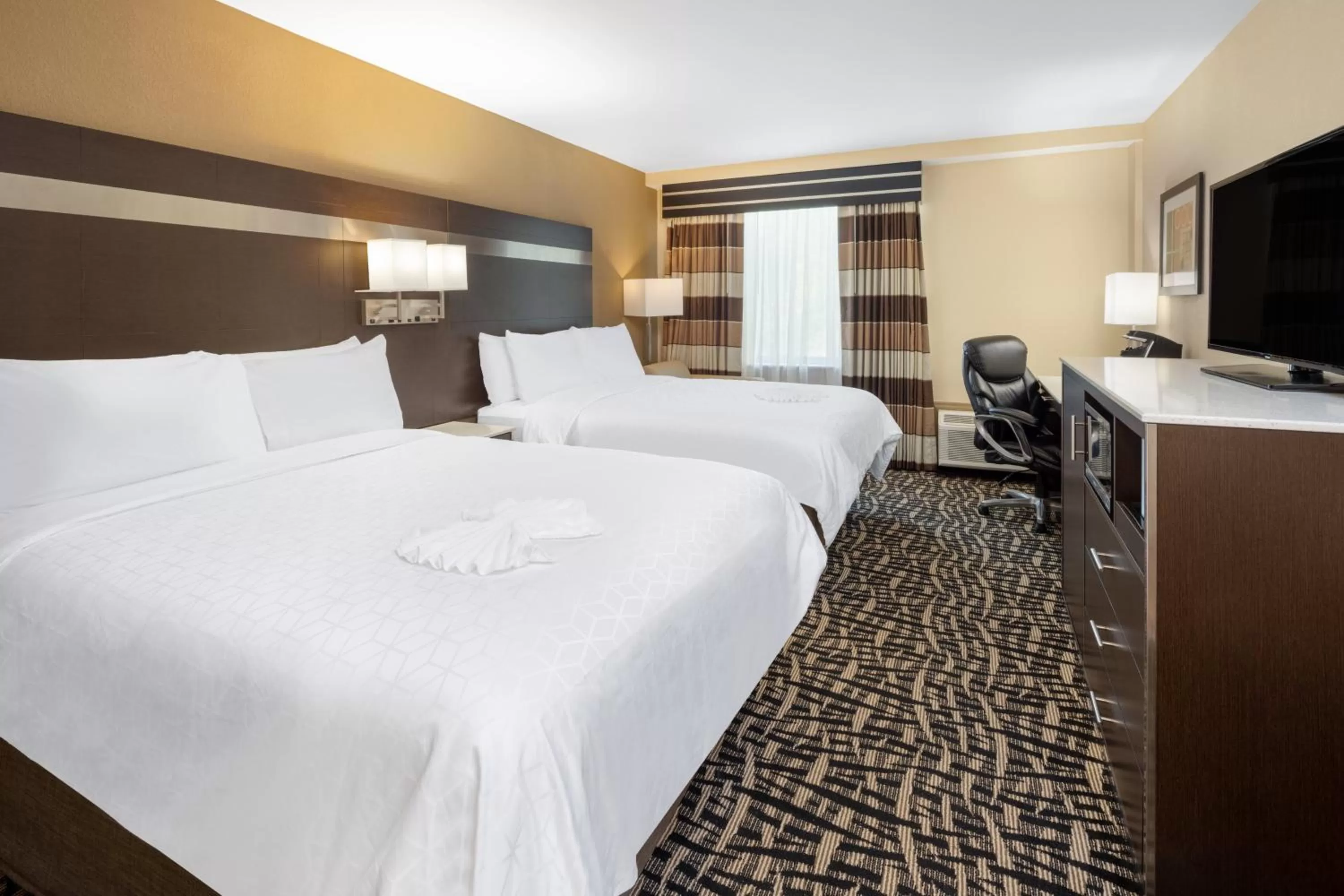Photo of the whole room, Bed in Holiday Inn Poughkeepsie by IHG