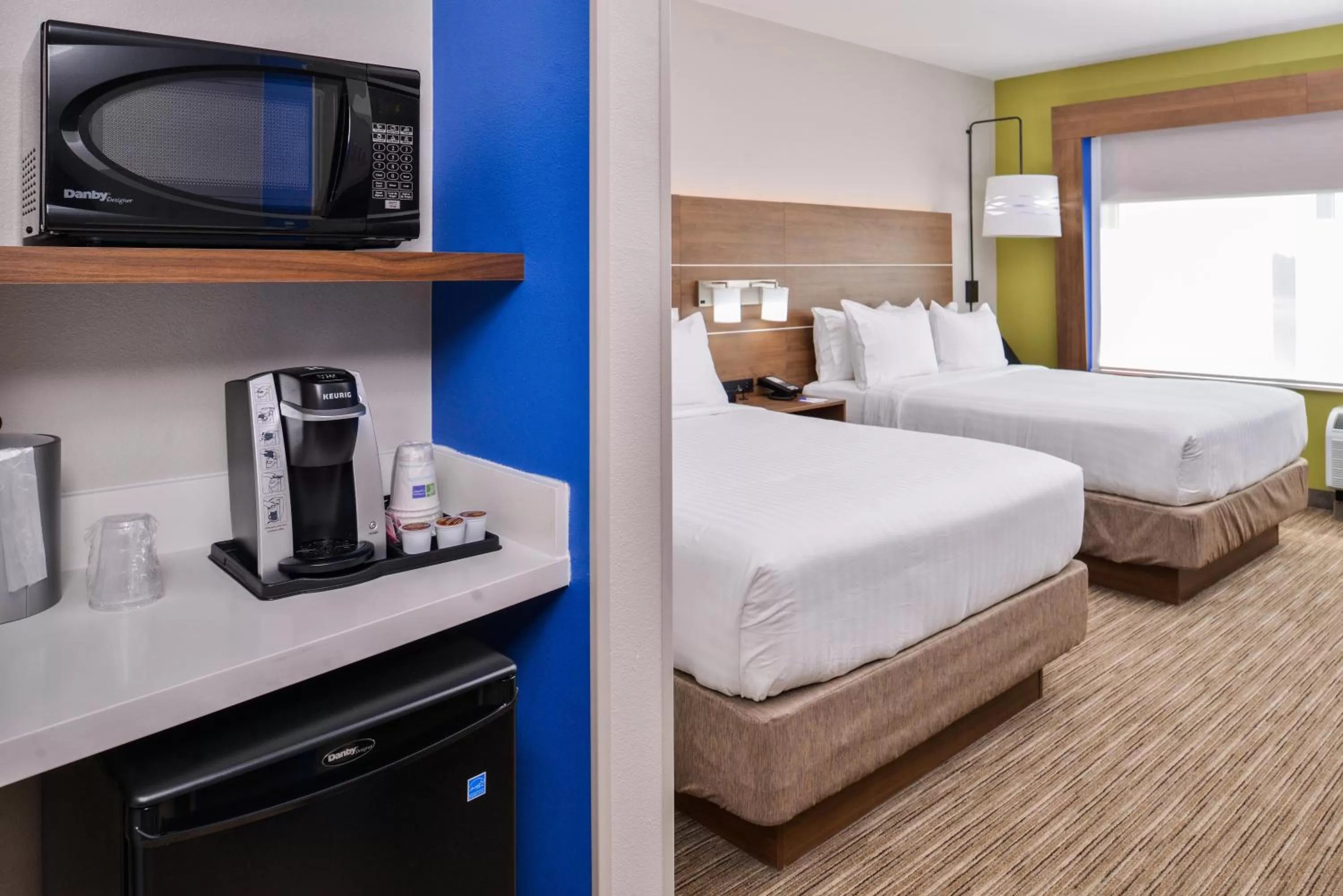 Photo of the whole room, Bed in Holiday Inn Express & Suites - Siloam Springs by IHG