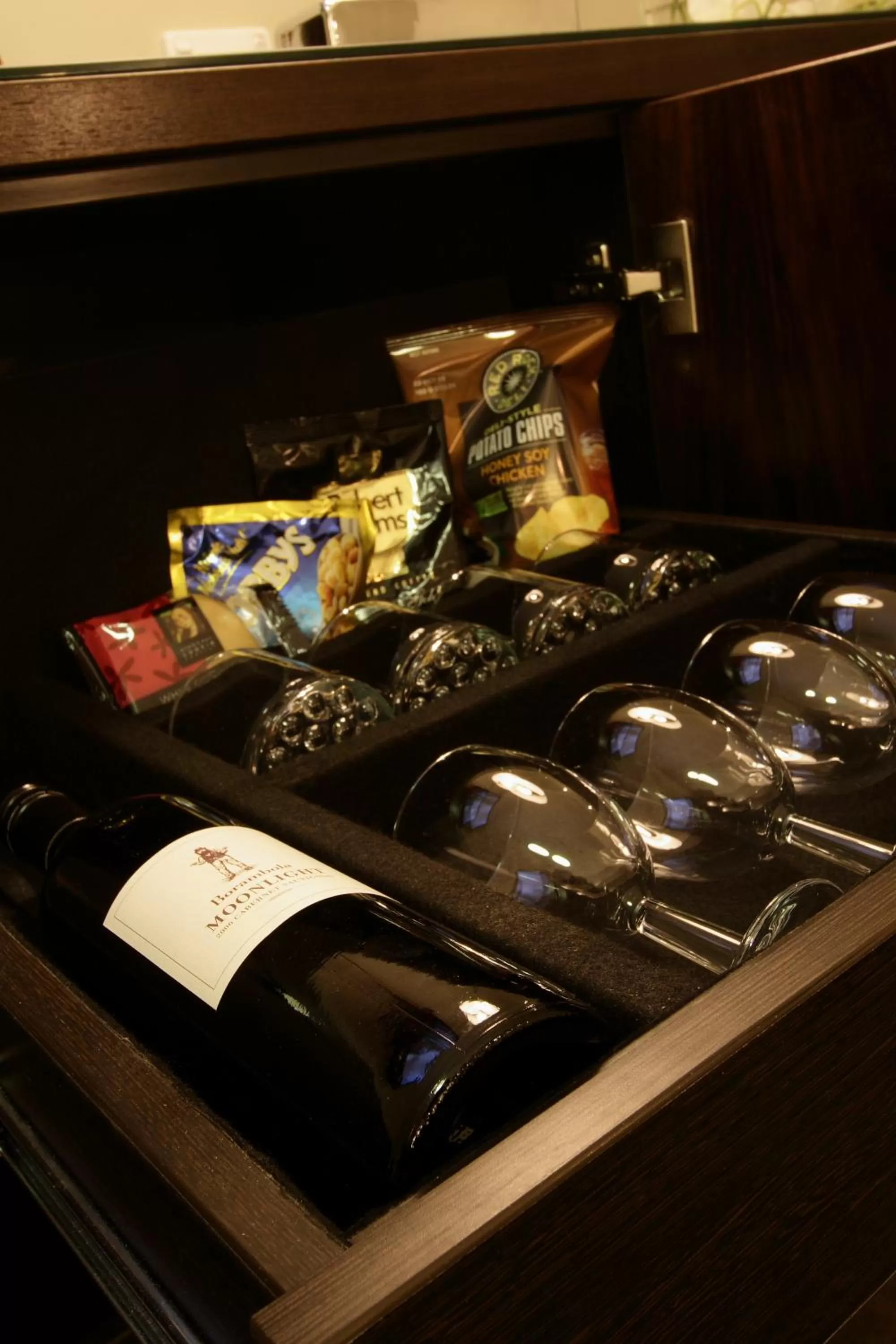 Food in Carlyle Suites & Apartments